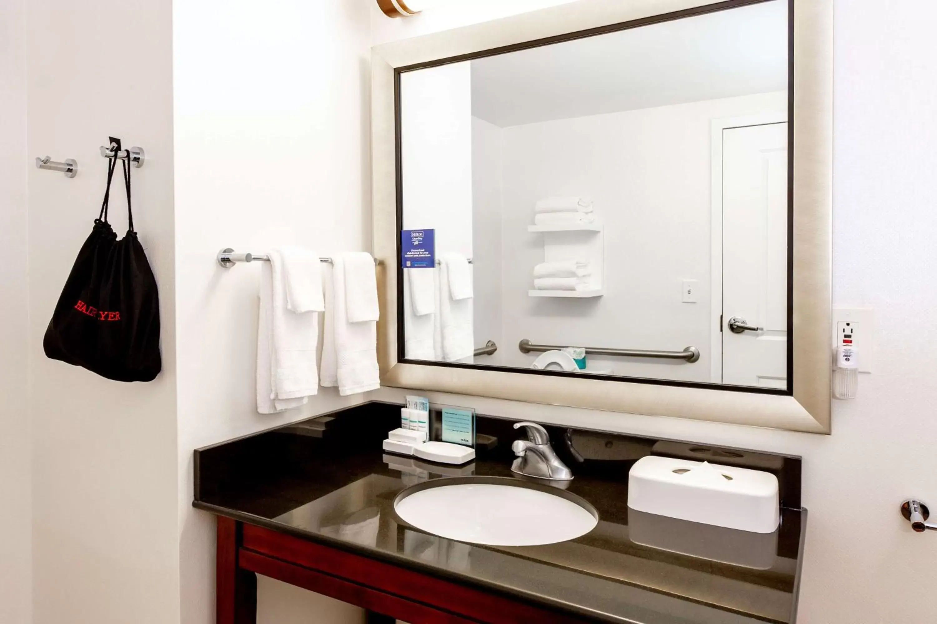 Bathroom in Hampton Inn & Suites Raleigh/Cary I-40 (PNC Arena)