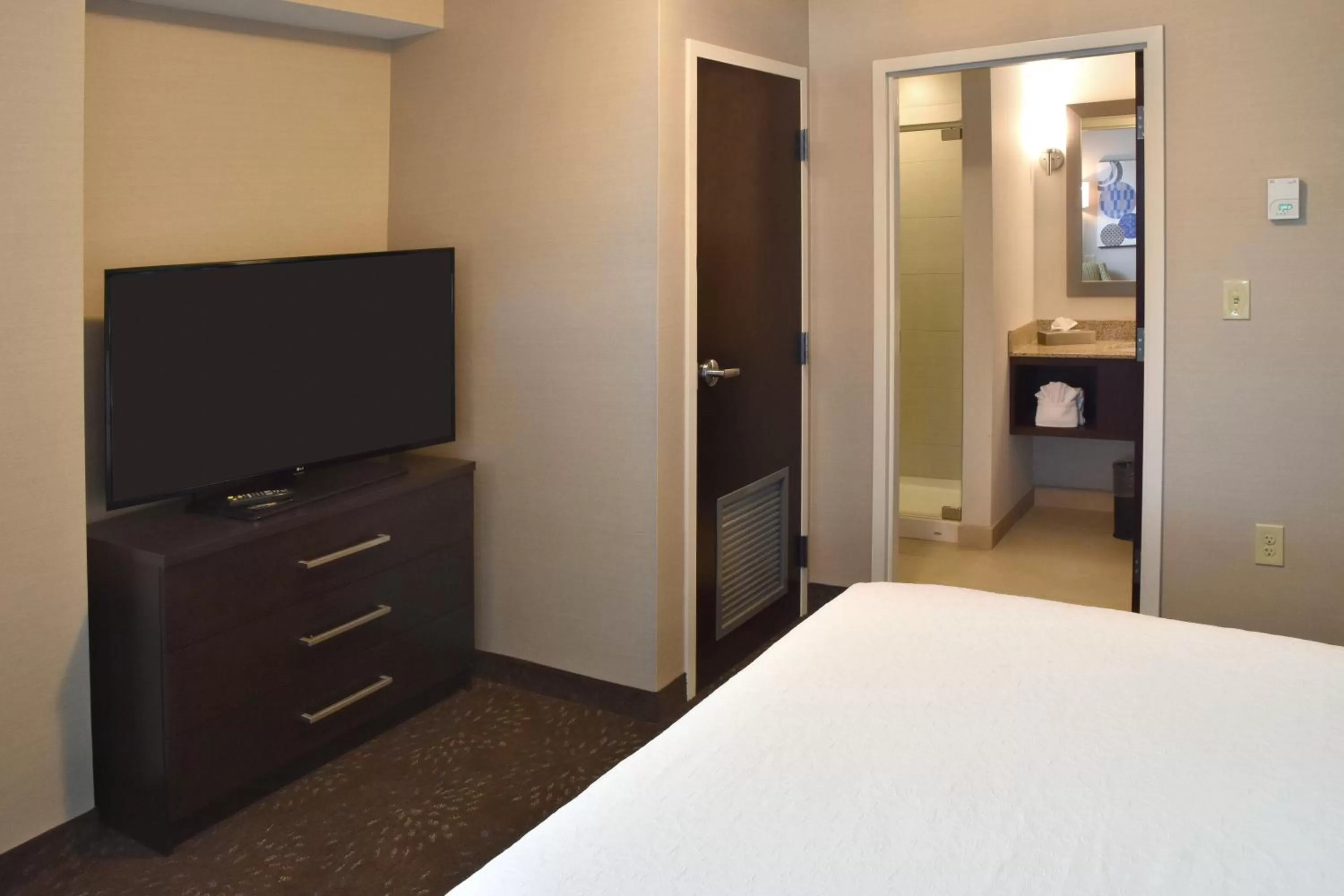 Photo of the whole room, Bed in Holiday Inn Canton-Belden Village by IHG