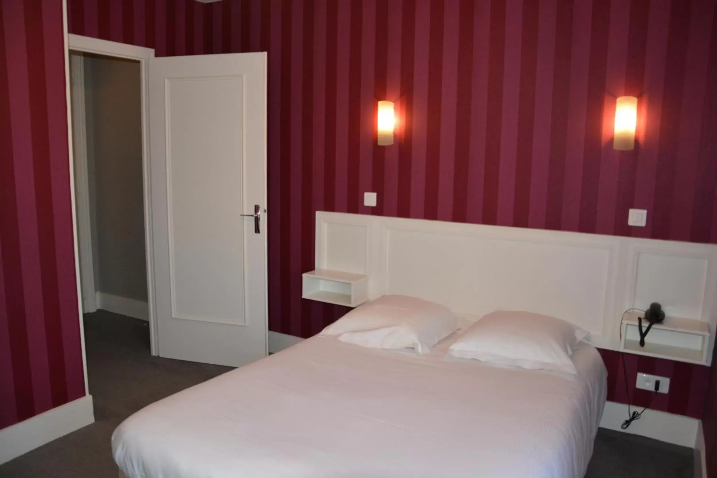 Photo of the whole room, Bed in The Originals Boutique, Hôtel Terminus, Bourg-en-Bresse Gare (Qualys-Hotel)