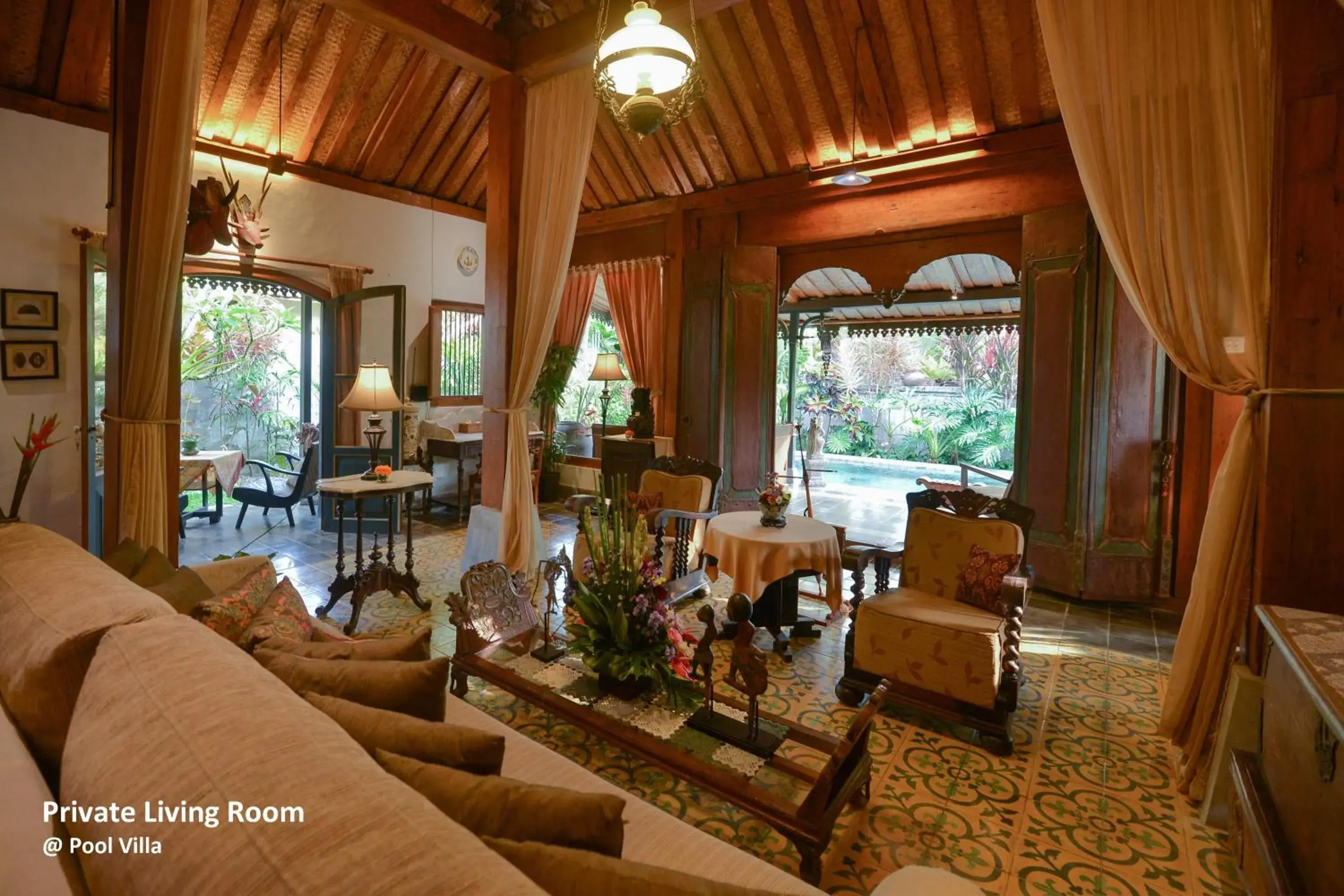 Living room, Seating Area in Ubud Syailendra Heritage Villas by EPS