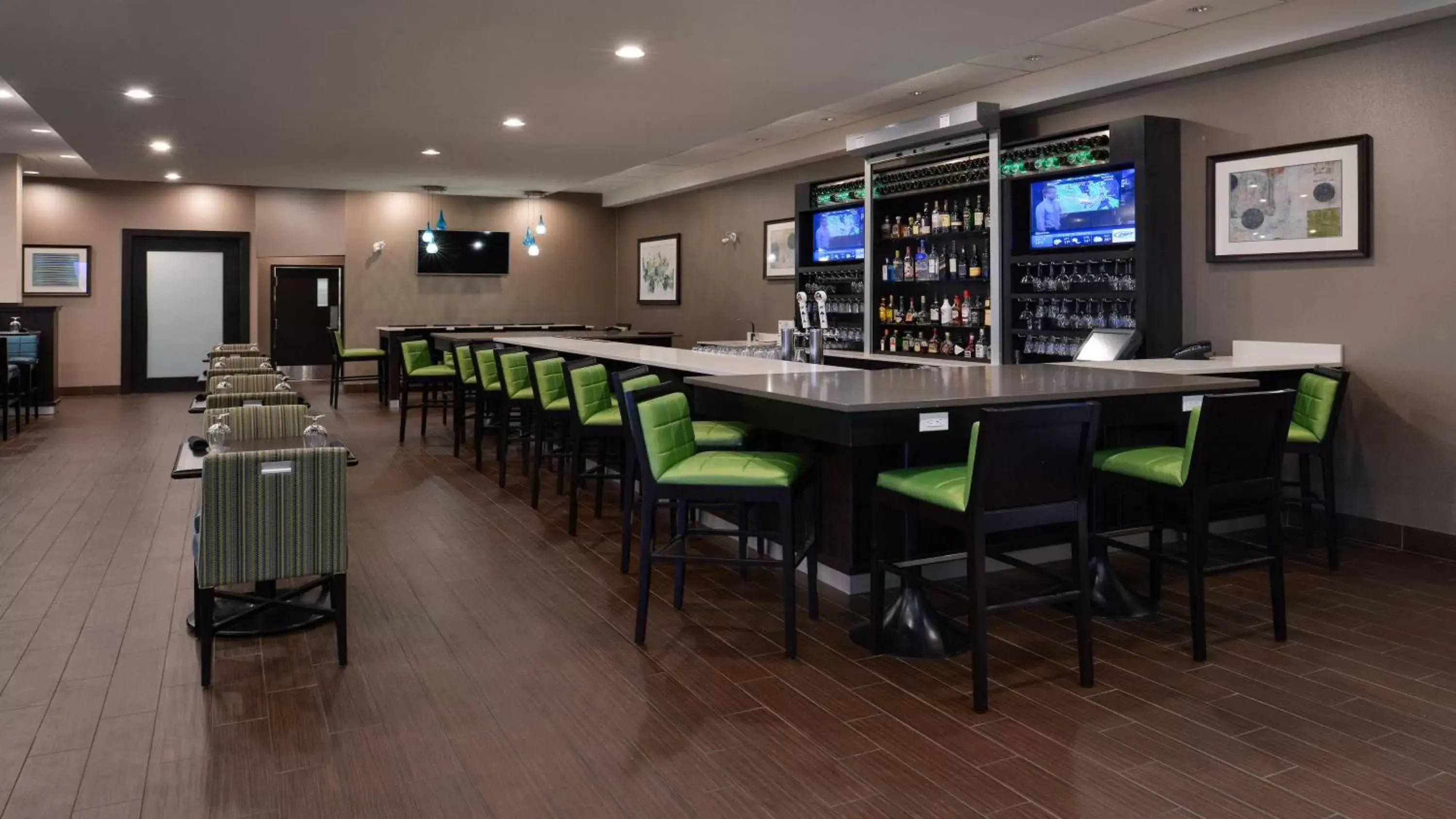 Restaurant/places to eat, Lounge/Bar in Holiday Inn Hotel & Suites Edmonton Airport Conference Centre, an IHG Hotel