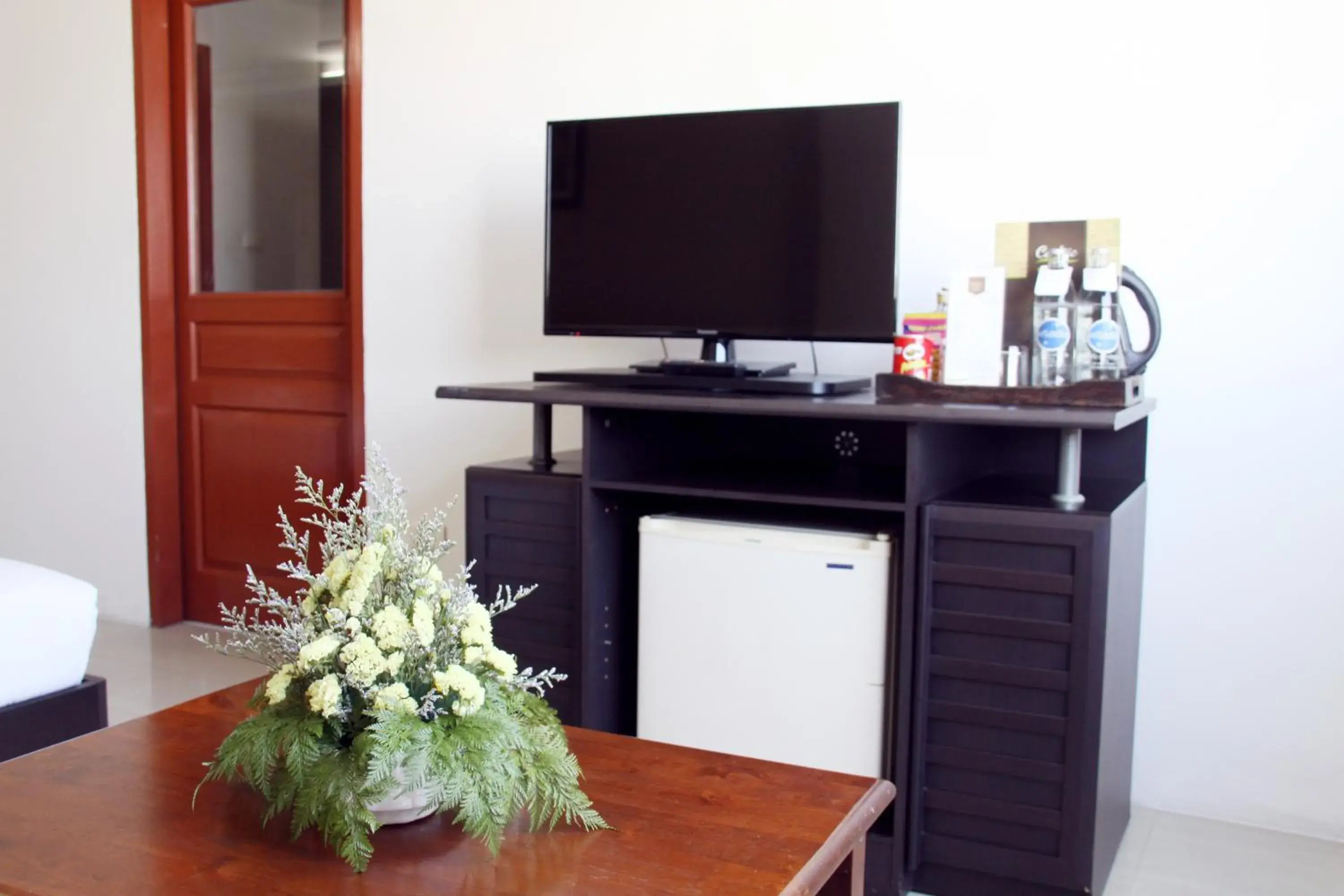 Living room, TV/Entertainment Center in Centric Place Hotel