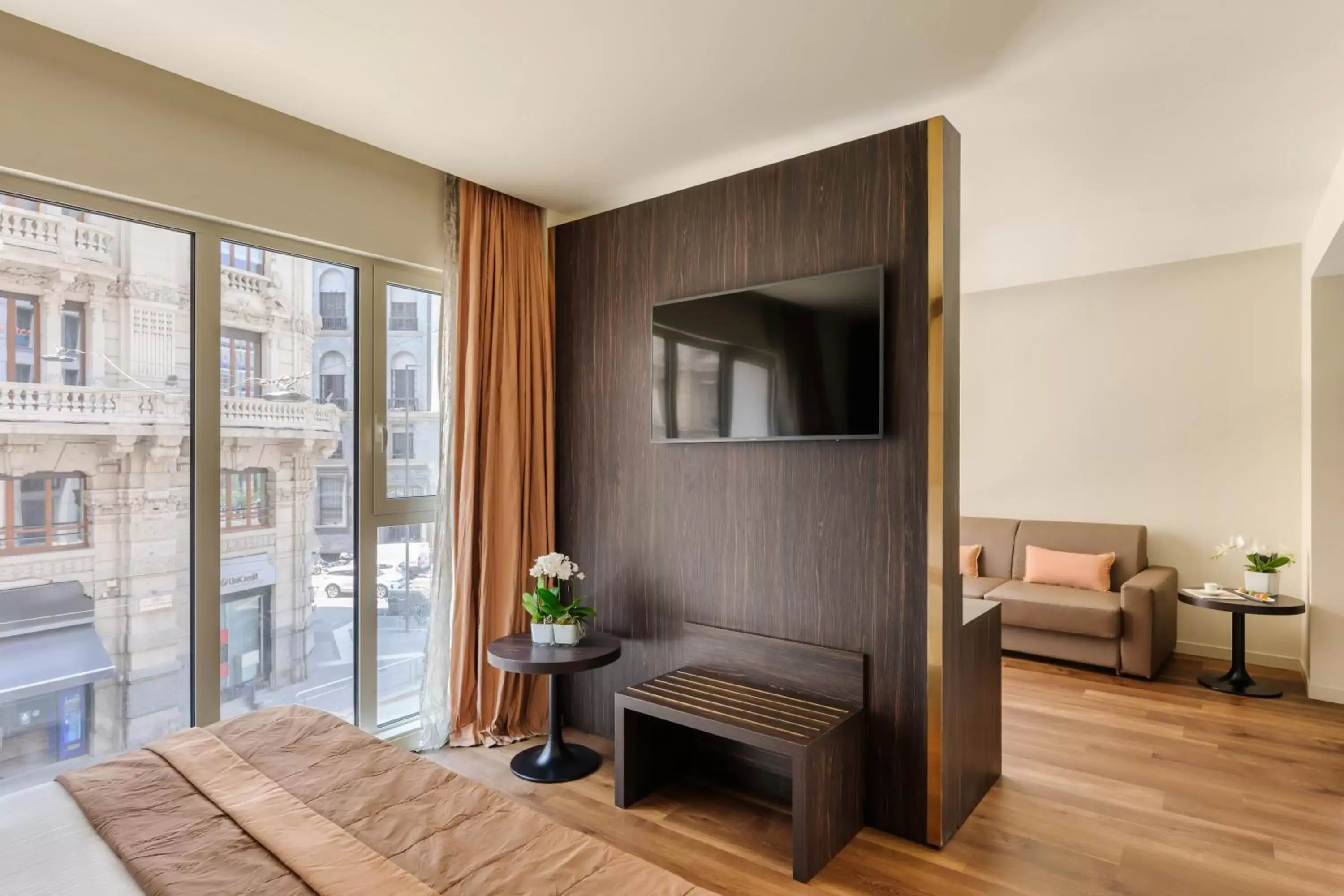 Bed, TV/Entertainment Center in The Square Milano Duomo