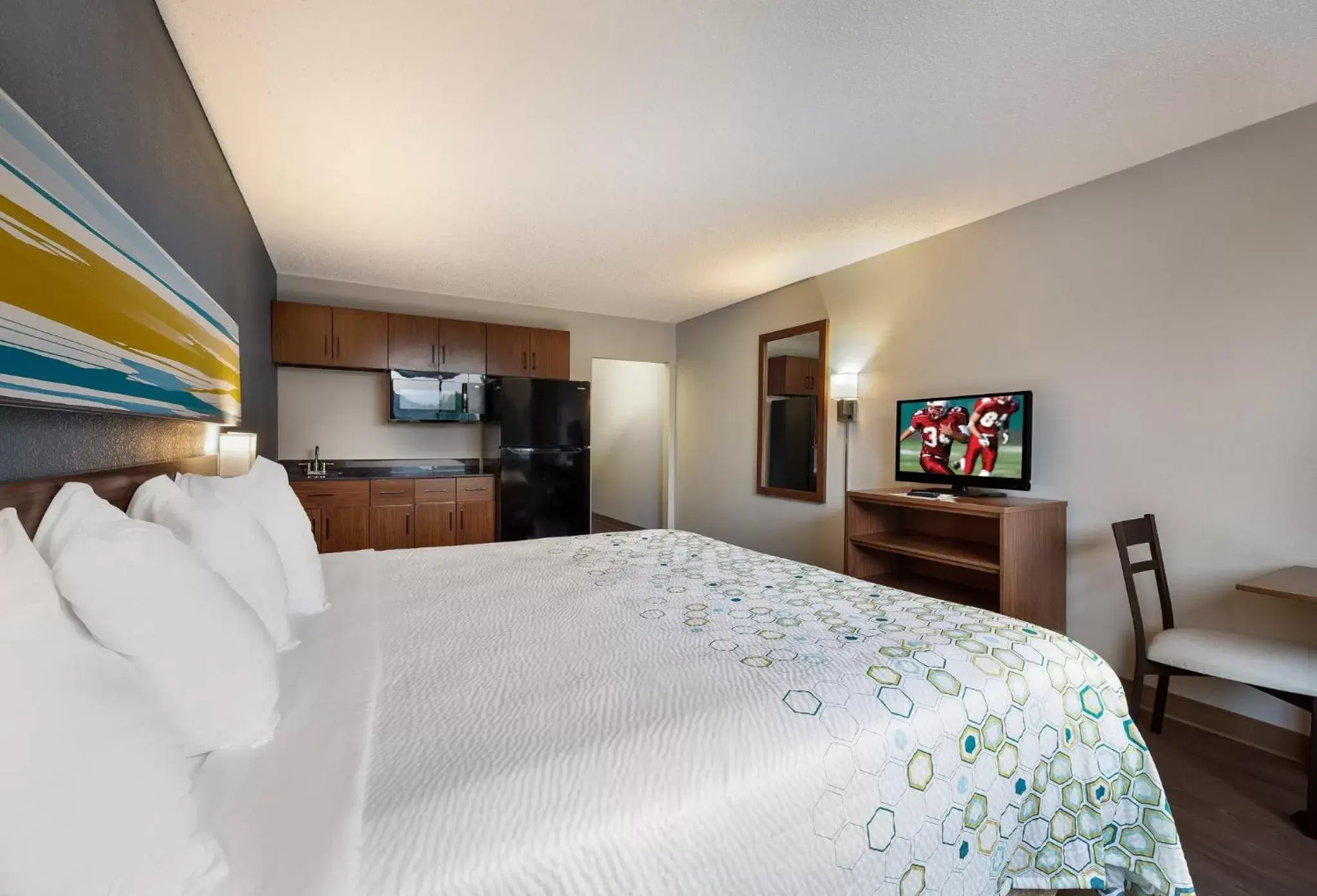 Kitchen or kitchenette, Bed in HomeTowne Studios by Red Roof Painted Post Kitchen or kitchenette, Bed in HomeTowne Studios by Red Roof Painted Post