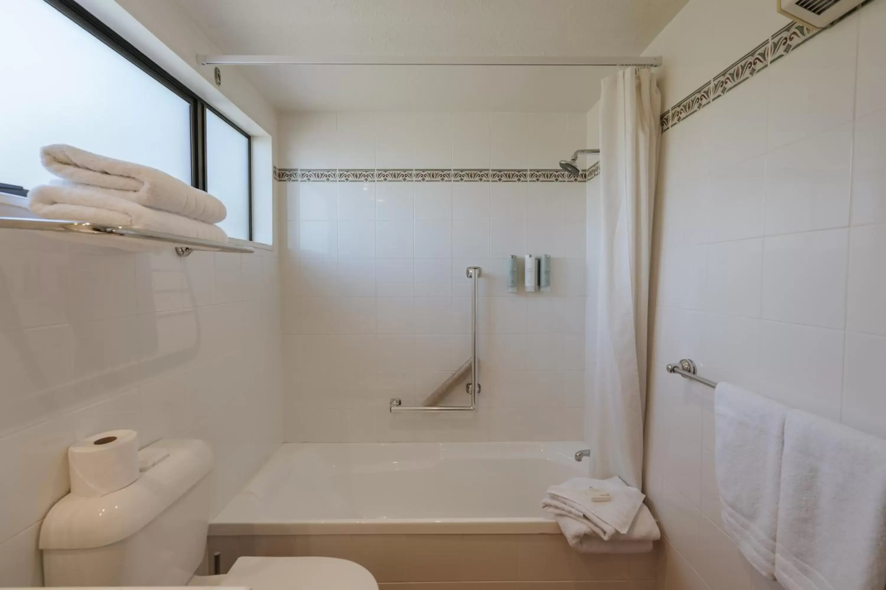 Shower, Bathroom in Edgewater Hotel