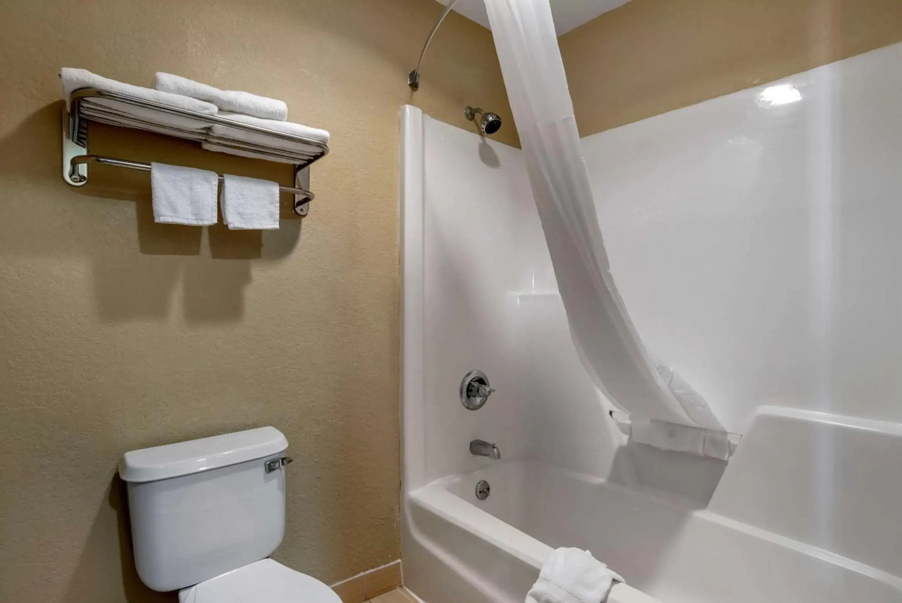 Bedroom, Bathroom in Quality Inn Phenix City Columbus