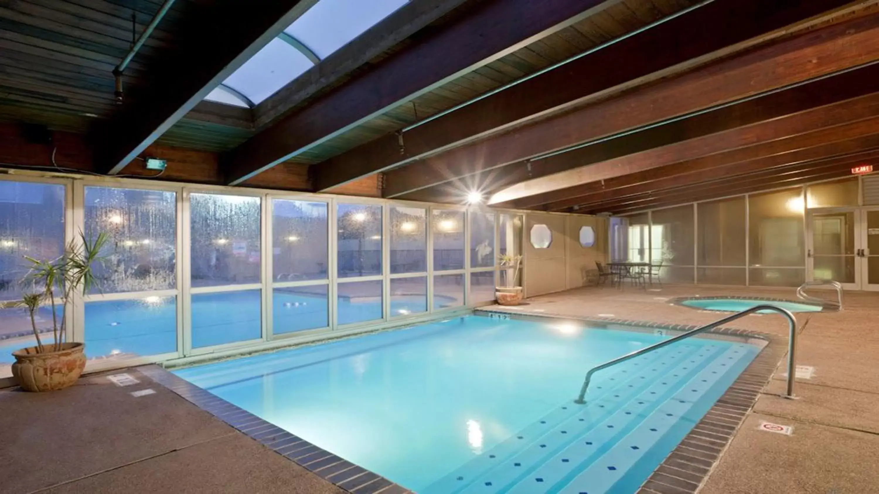 Swimming Pool in Holiday Inn Hotel & Suites Overland Park-West, an IHG Hotel