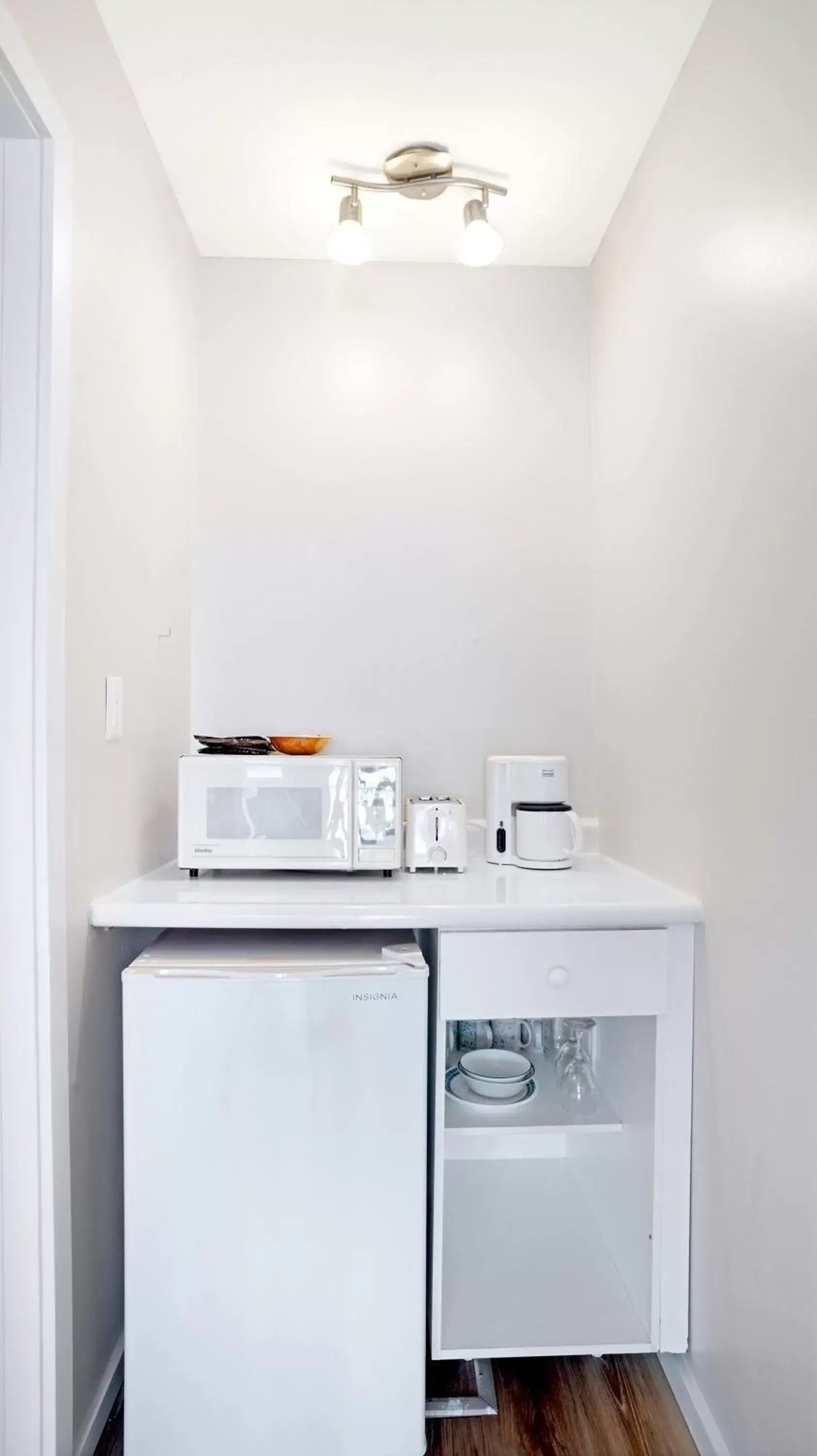 Kitchen/Kitchenette in Homeport Motel