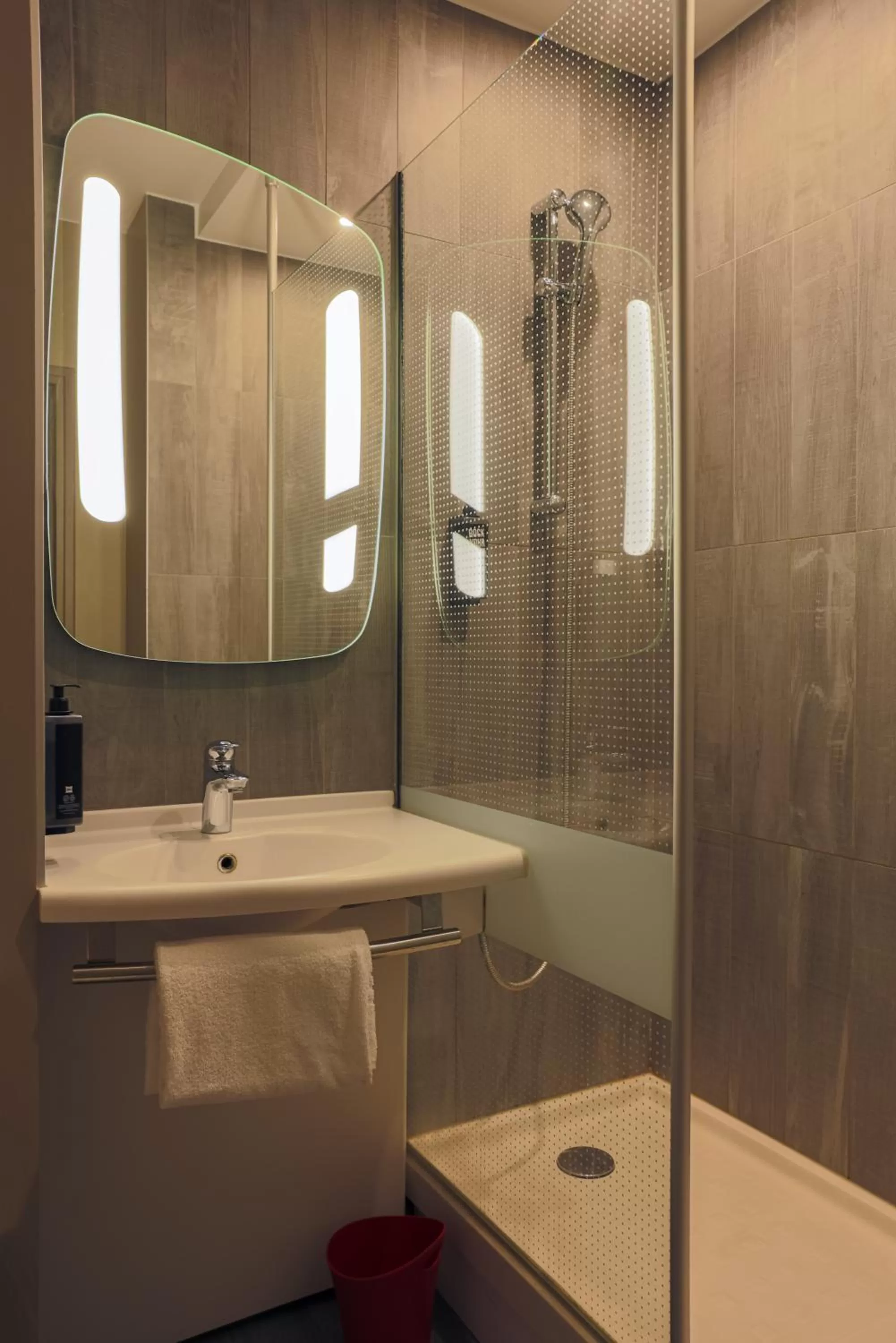 Shower in ibis Lyon Nord