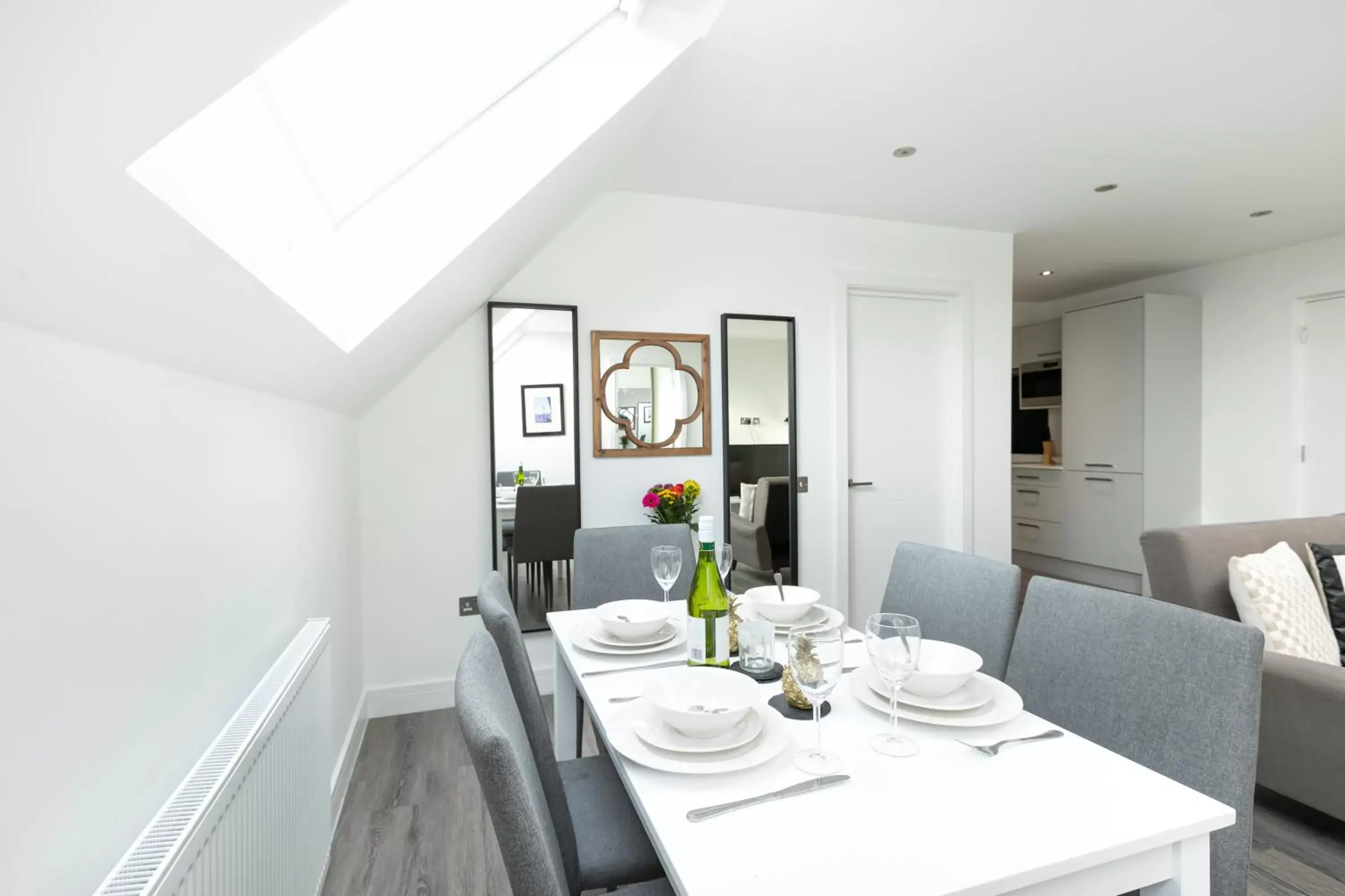 Dining Area in Reading Kings Road Lodge by Creatick Apartments