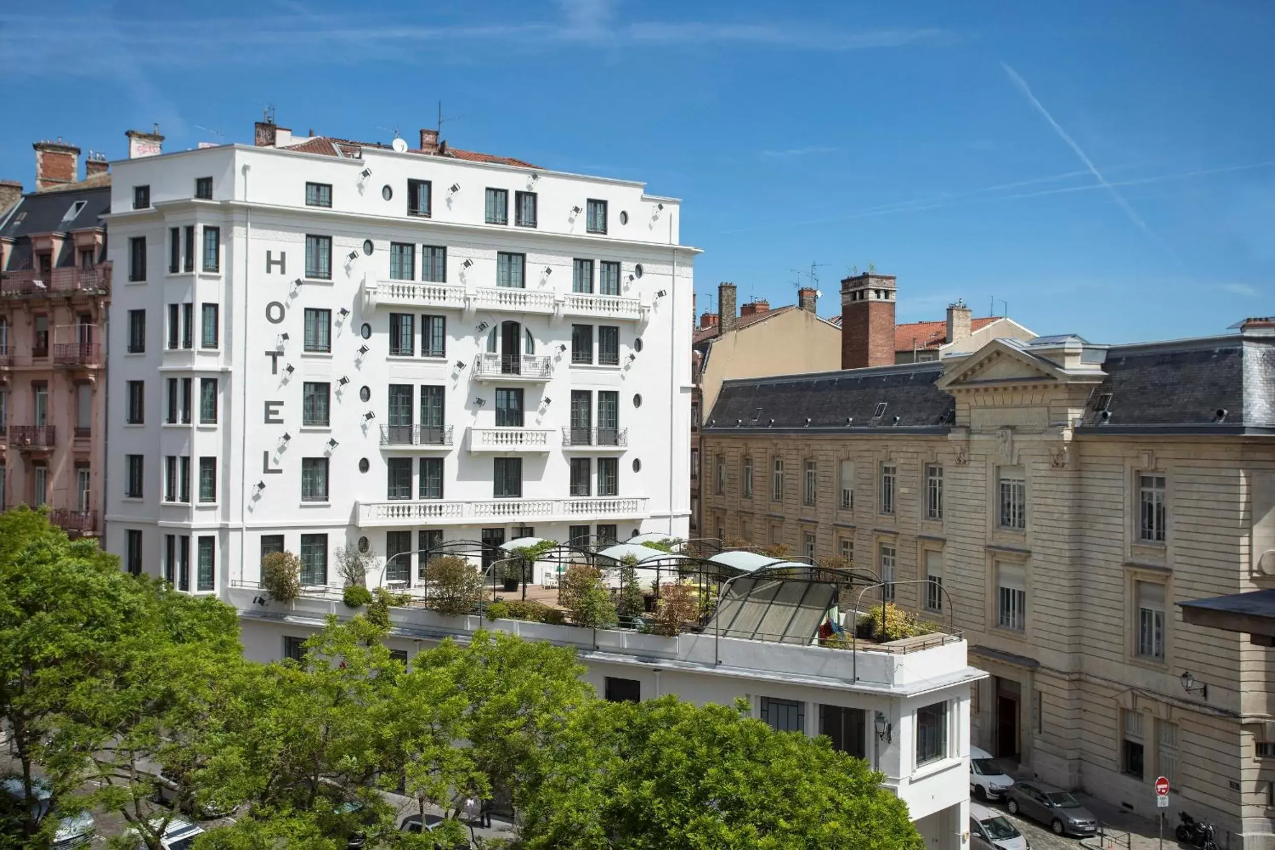 Property building in Collège Hôtel