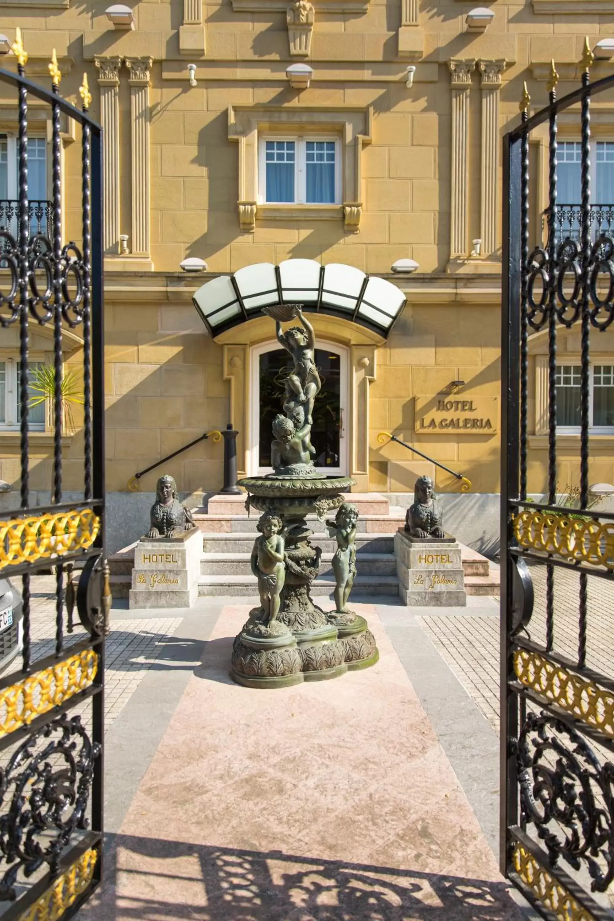 Facade/entrance in La Galería