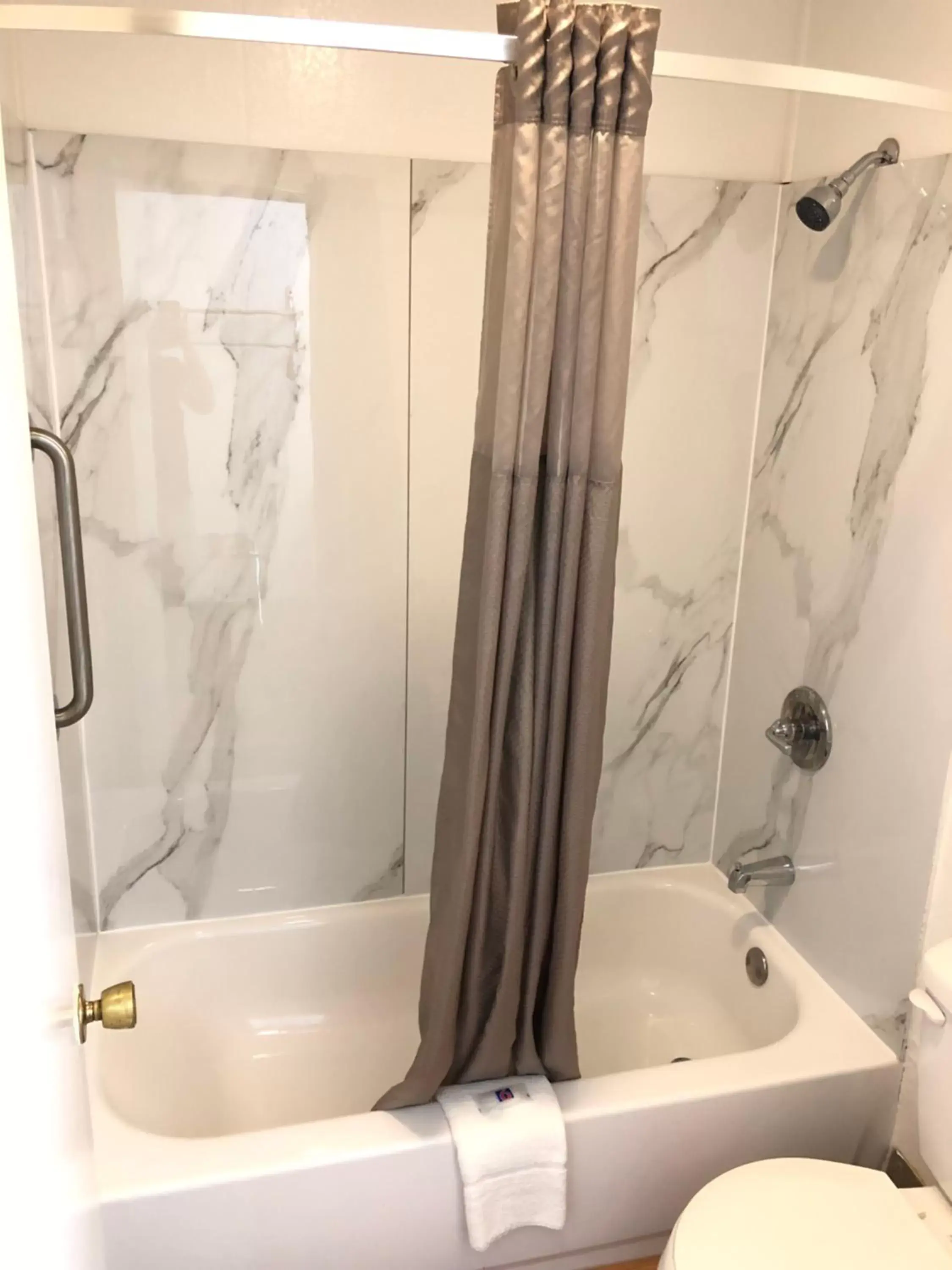 Bathroom in Motel 6-Parkersburg, WV Bathroom in Motel 6-Parkersburg, WV