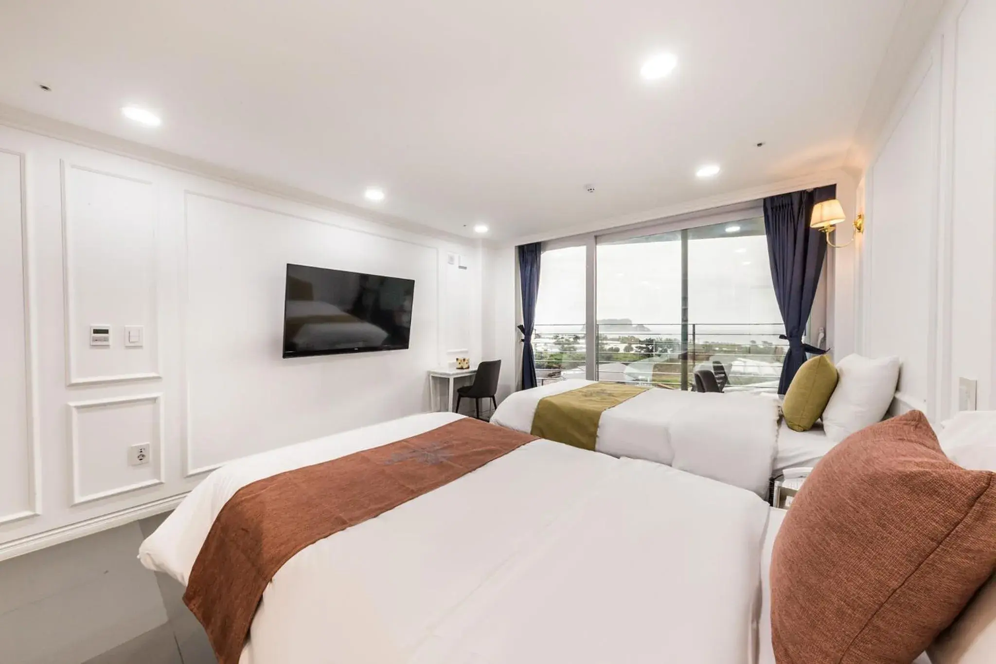 Deluxe Twin Room with Sea View in Gladsheim Hotel Deluxe Twin Room with Sea View in Gladsheim Hotel