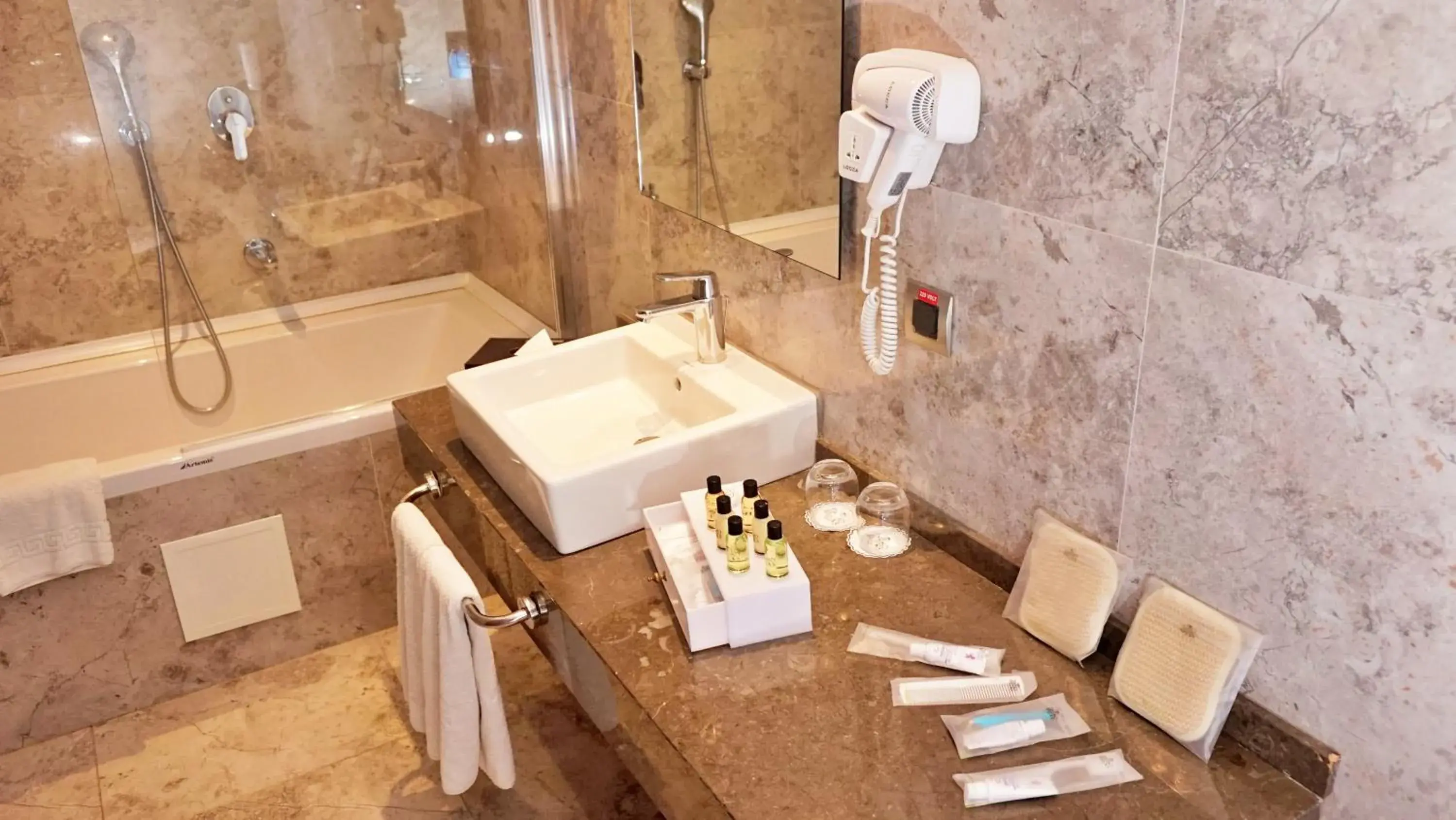 Hot Tub, Bathroom in Bricks Hotel İstanbul