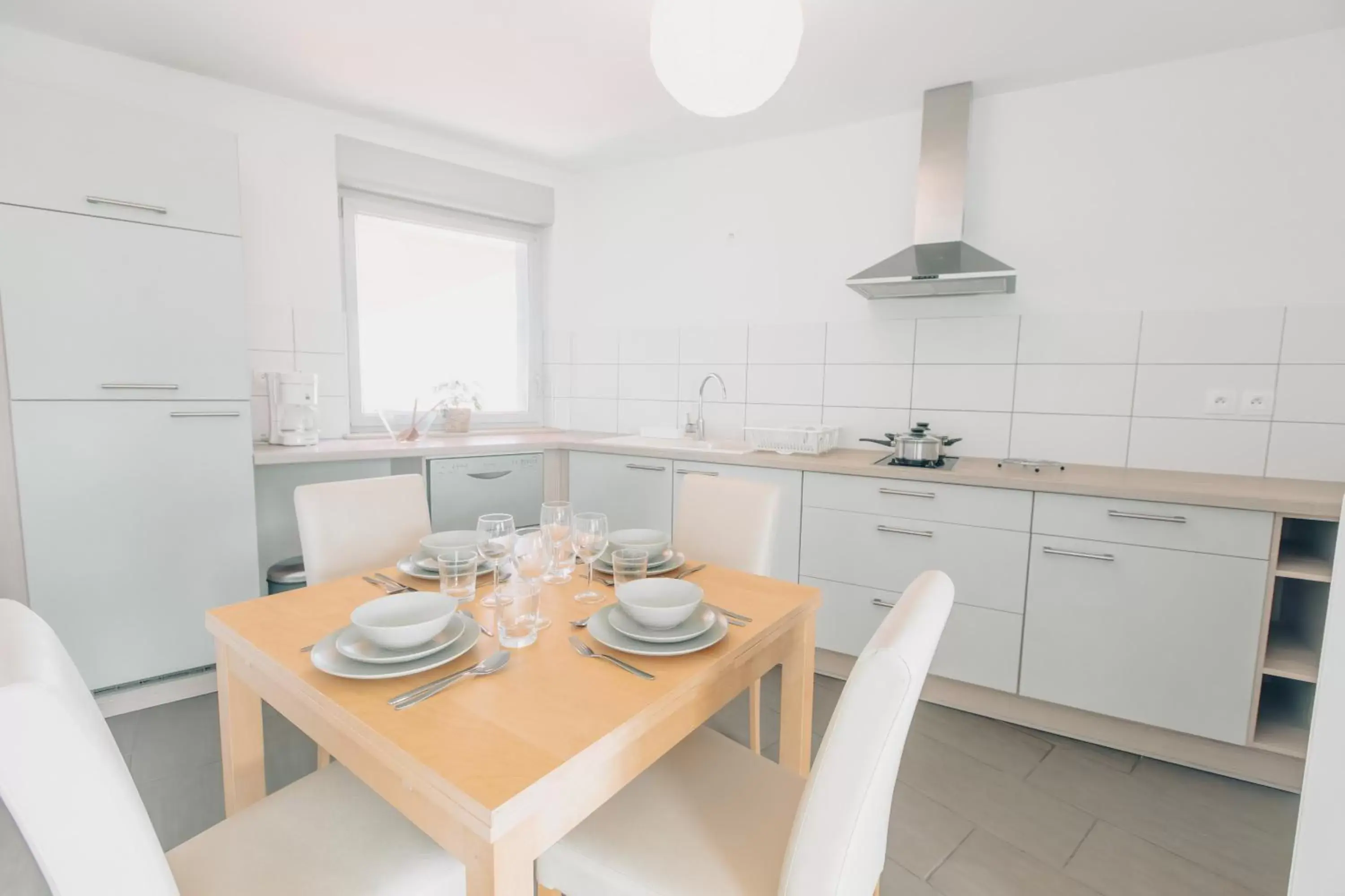 Kitchen or kitchenette, Dining Area in Appart' du Trident