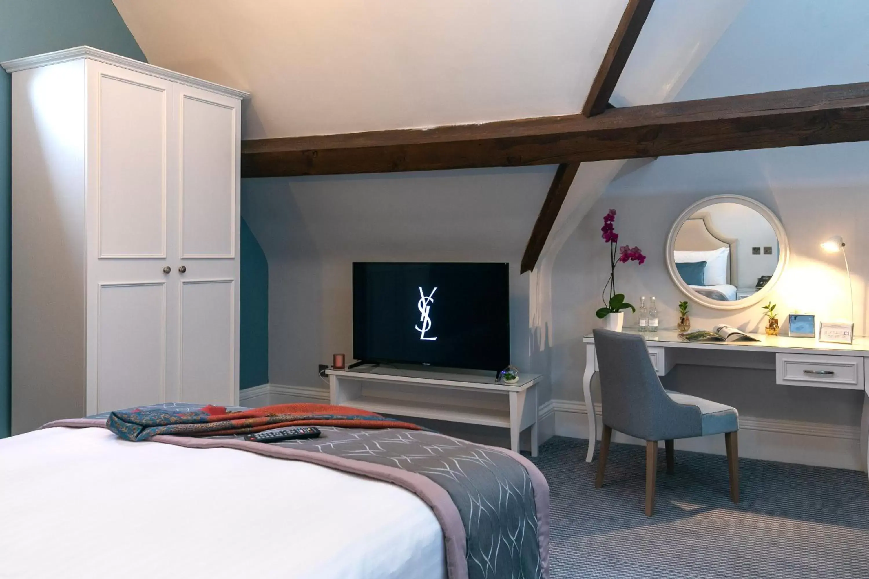 Bedroom, TV/Entertainment Center in Wroxall Abbey Hotel