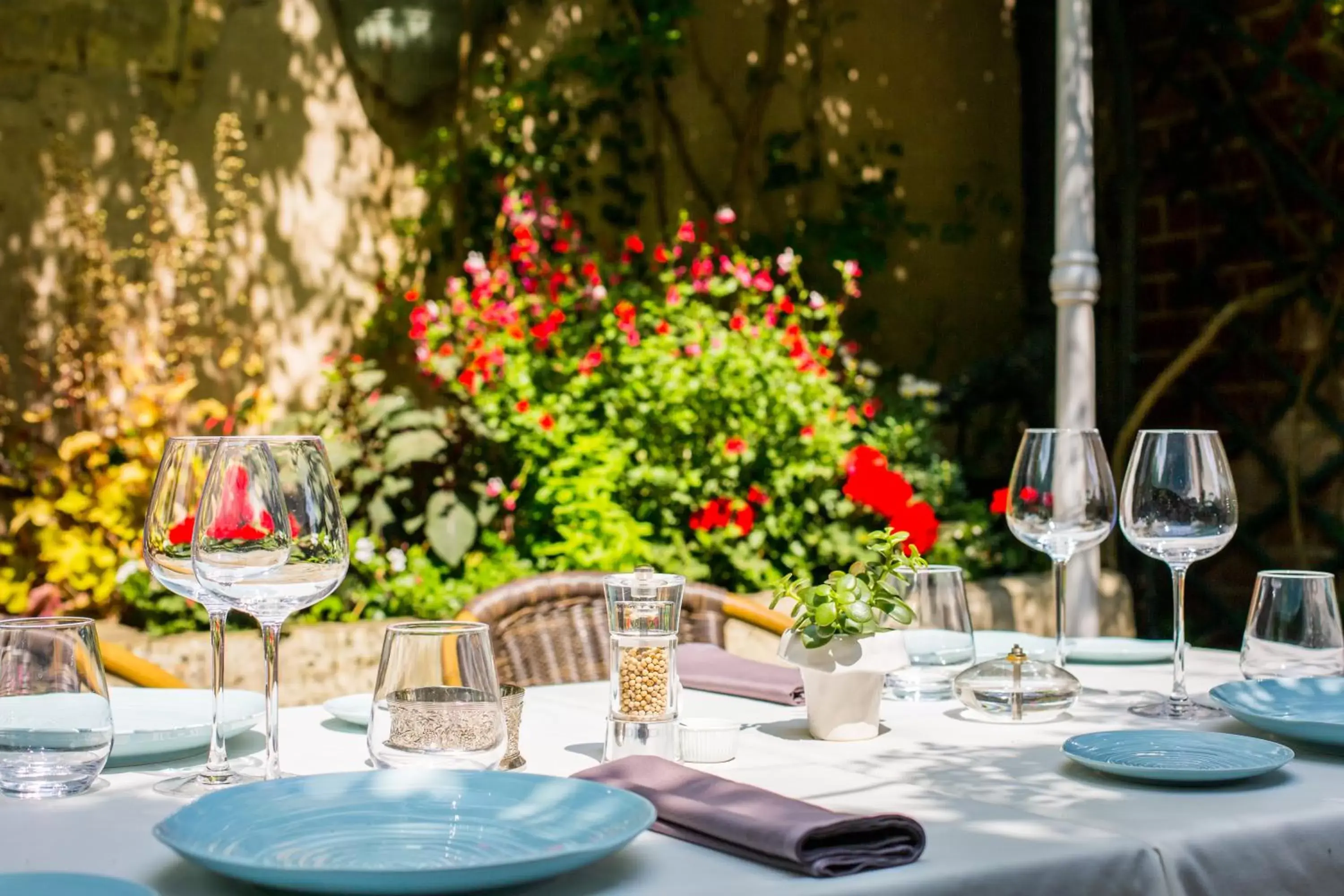 Patio, Restaurant/Places to Eat in Logis Hôtels Restaurant La Mère Hamard