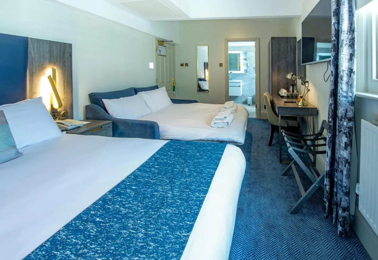 Bed in Best Western Premier Dover Marina Hotel & Spa