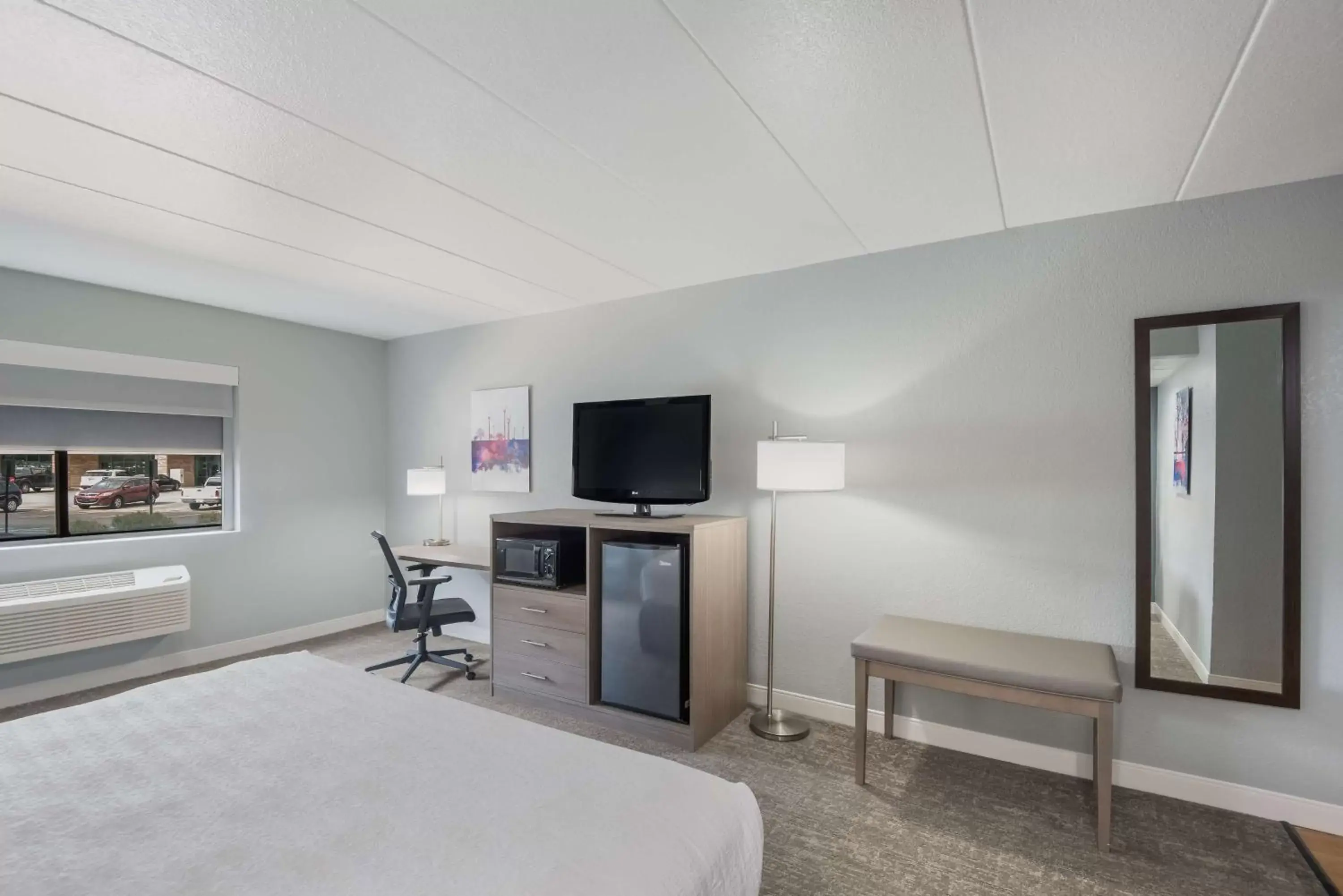 Bedroom, TV/Entertainment Center in Best Western Fort Wayne I-69 North