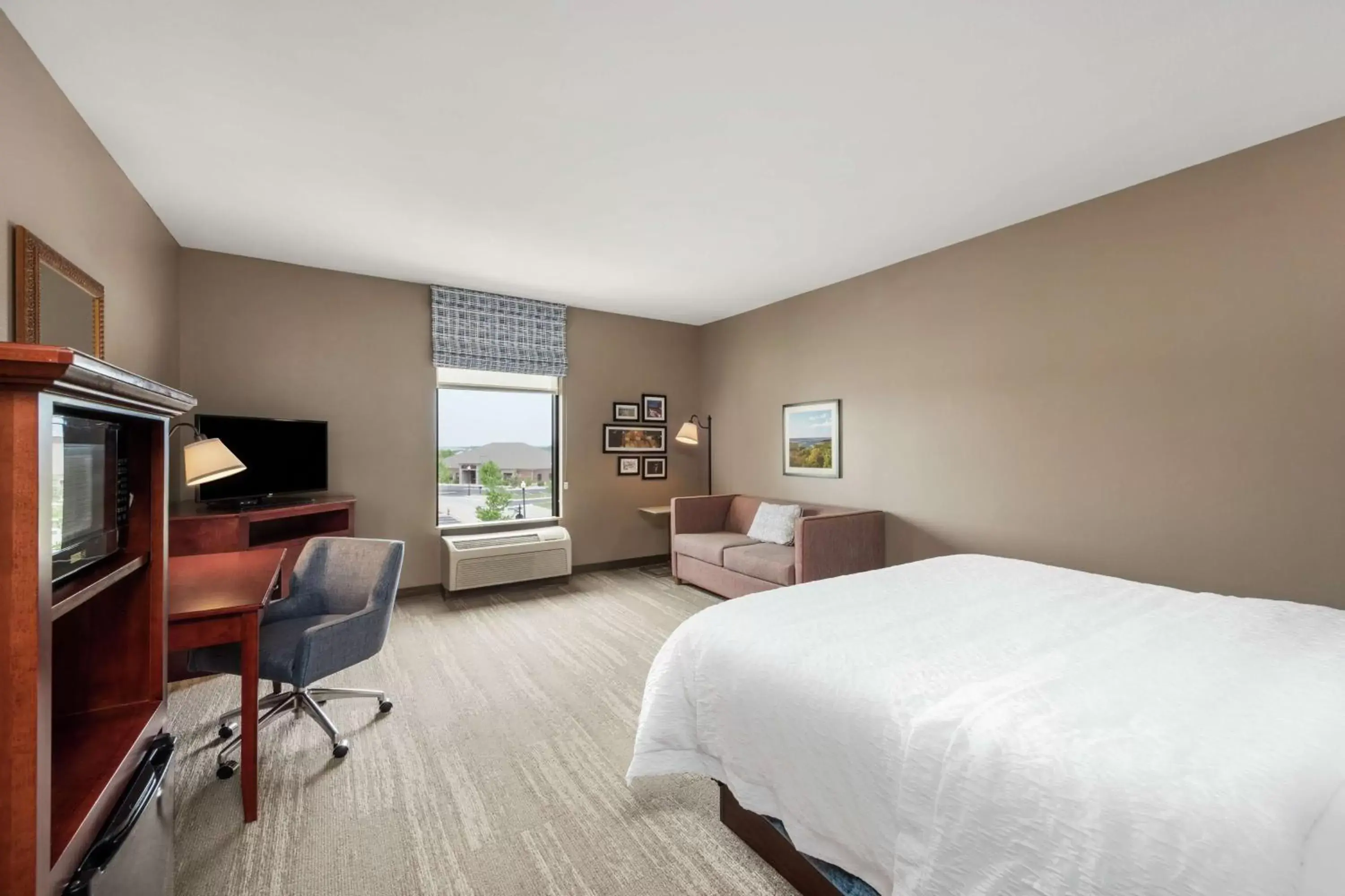 Bedroom, TV/Entertainment Center in Hampton Inn Branson - Branson Hills