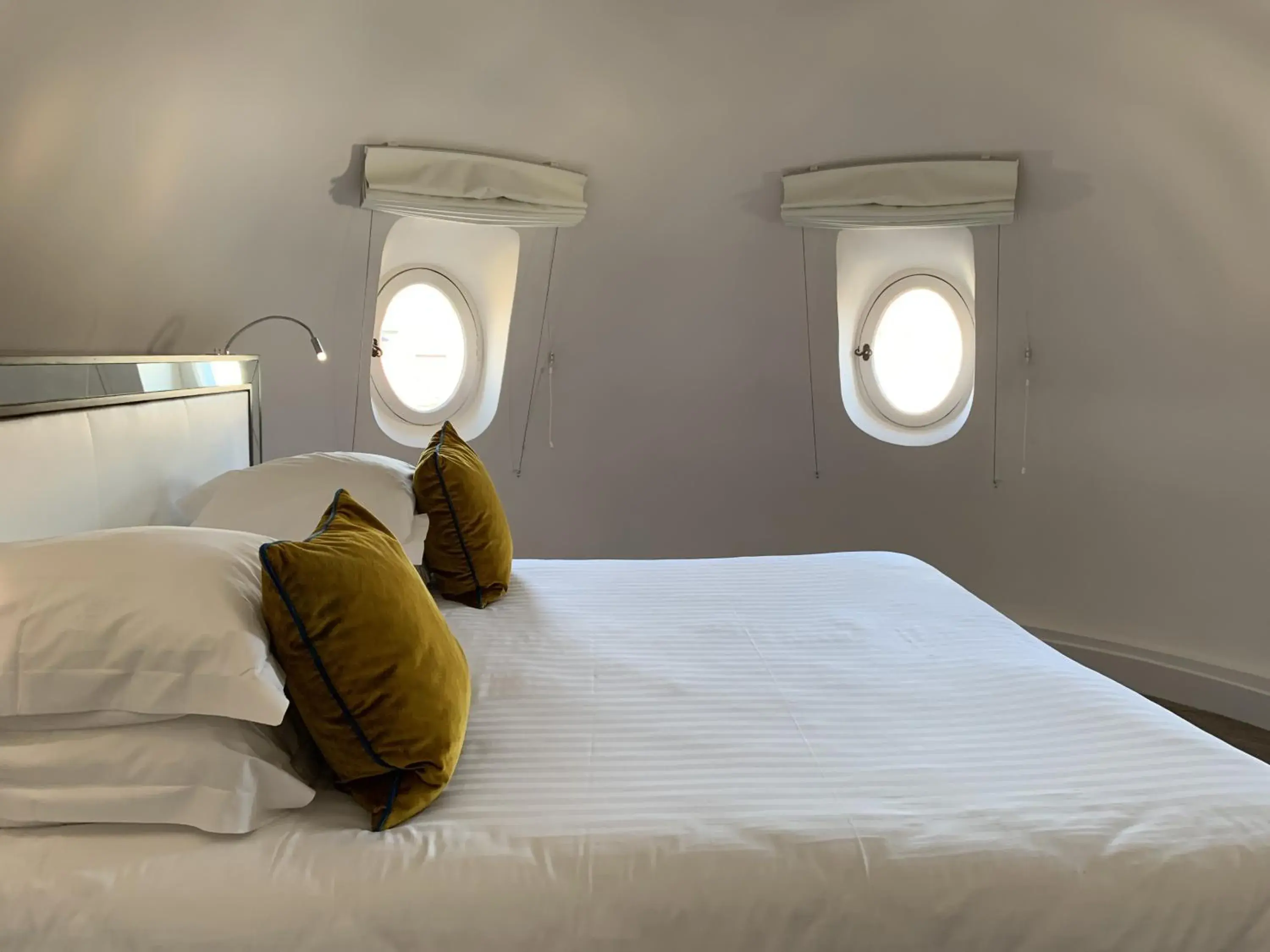 Bedroom, Bed in Hôtel Le Canberra