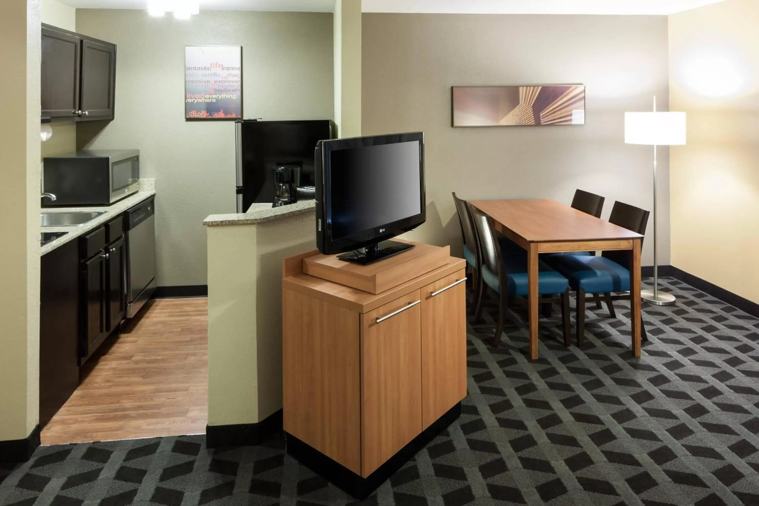 Kitchen or kitchenette, TV/Entertainment Center in TownePlace Suites Dallas Arlington North