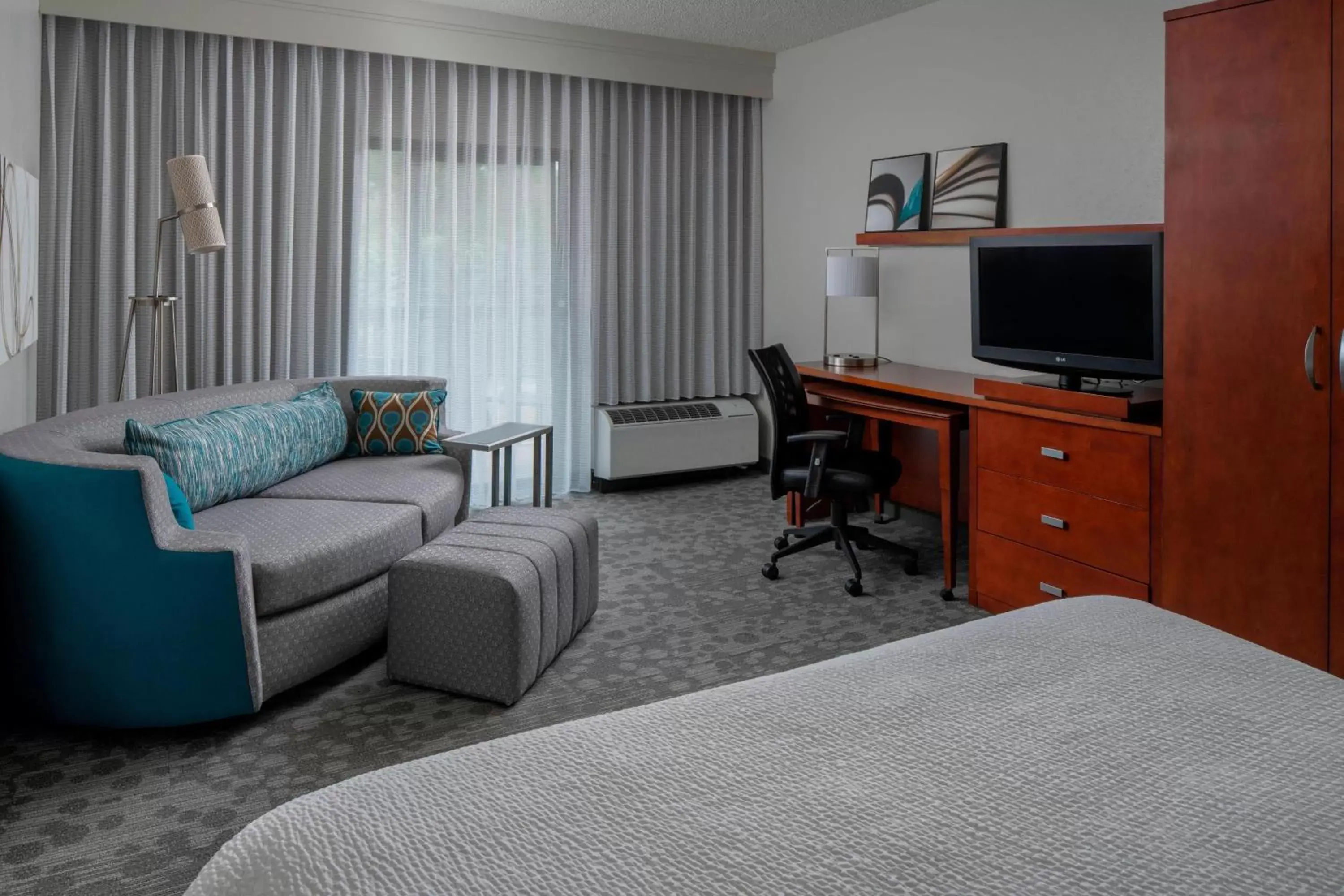 Photo of the whole room, TV/Entertainment Center in Courtyard by Marriott Jacksonville at the Mayo Clinic Campus/Beaches