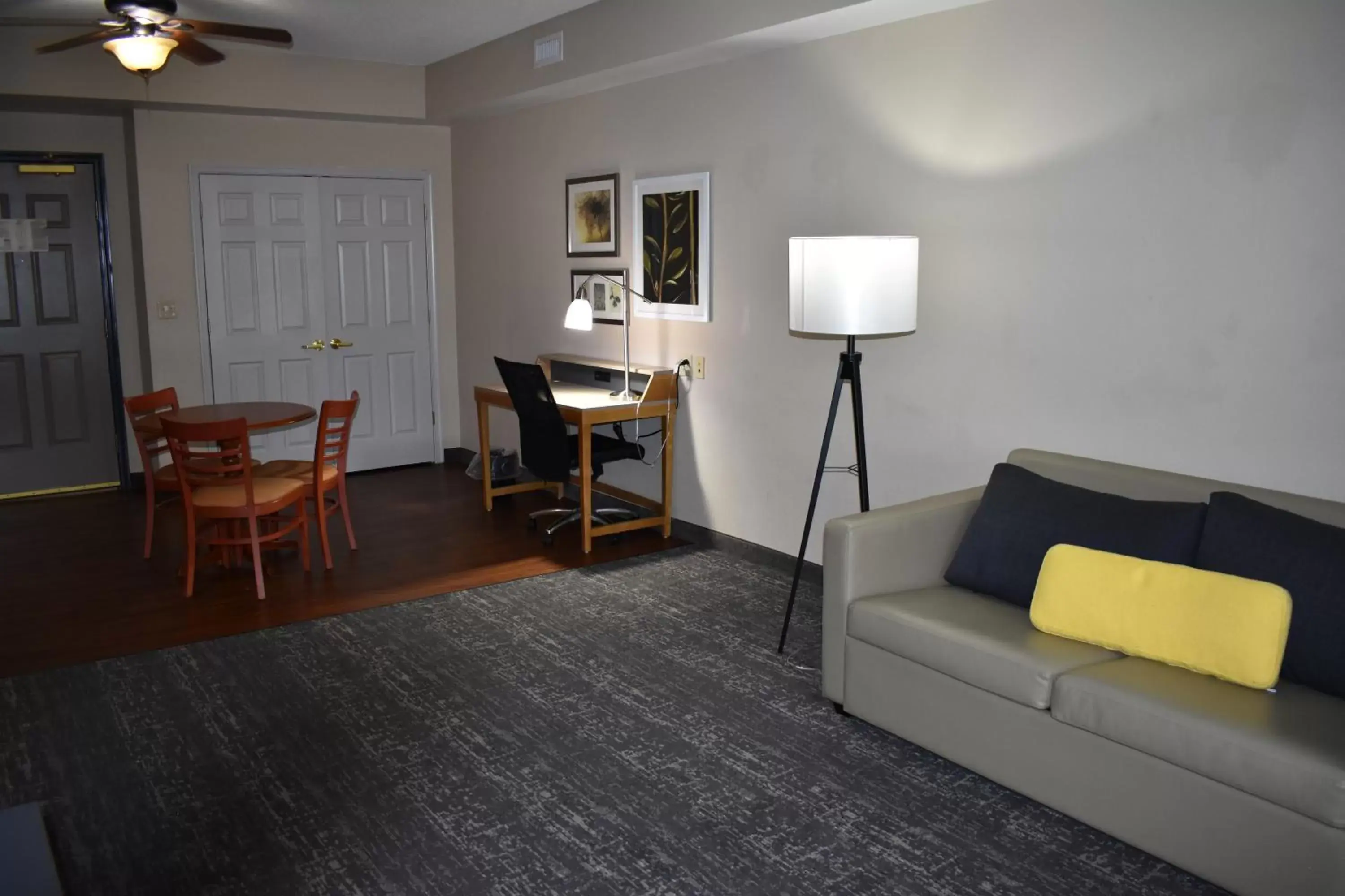 Seating Area in Country Inn & Suites by Radisson, Hagerstown, MD