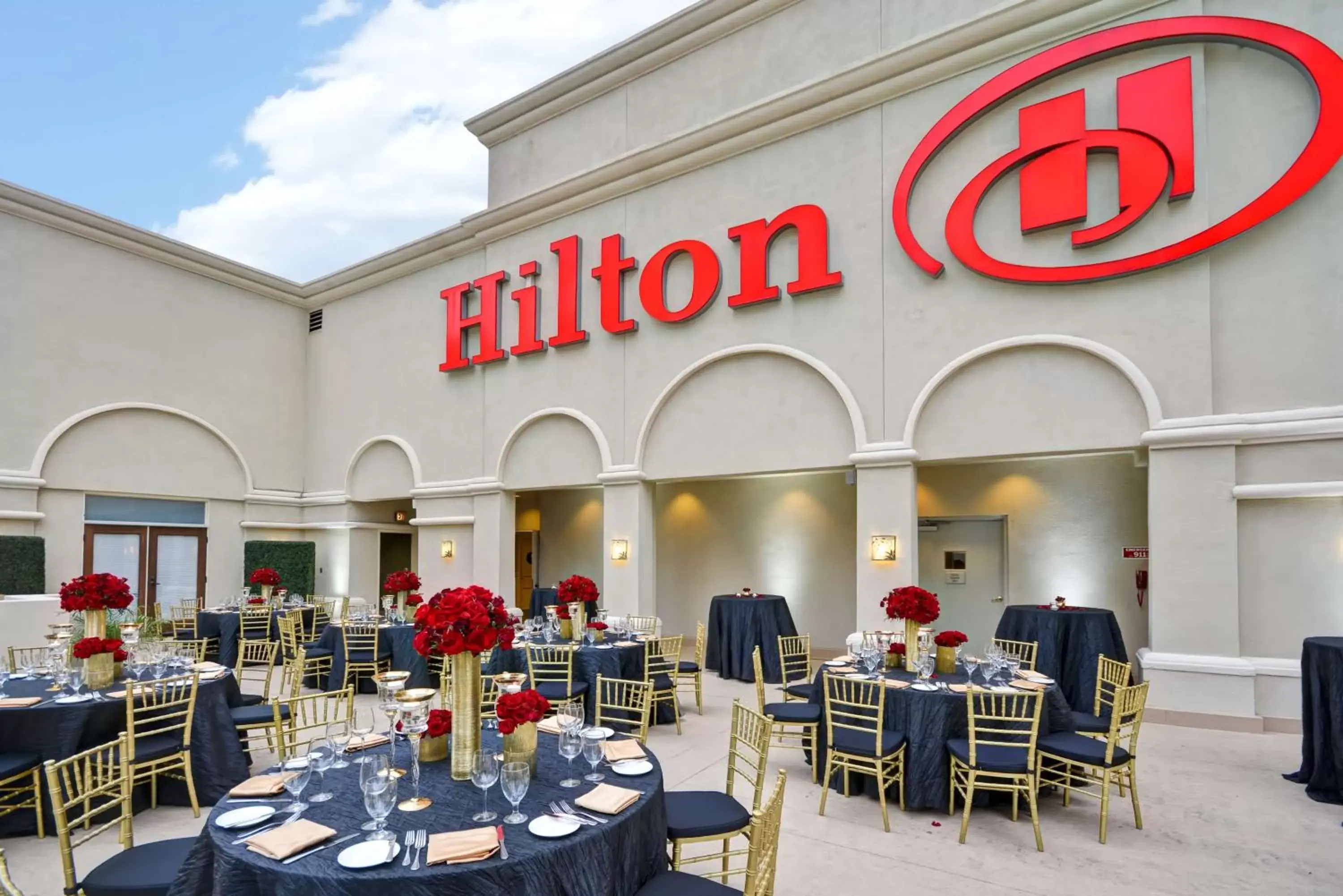Patio, Restaurant/Places to Eat in Hilton Checkers Los Angeles