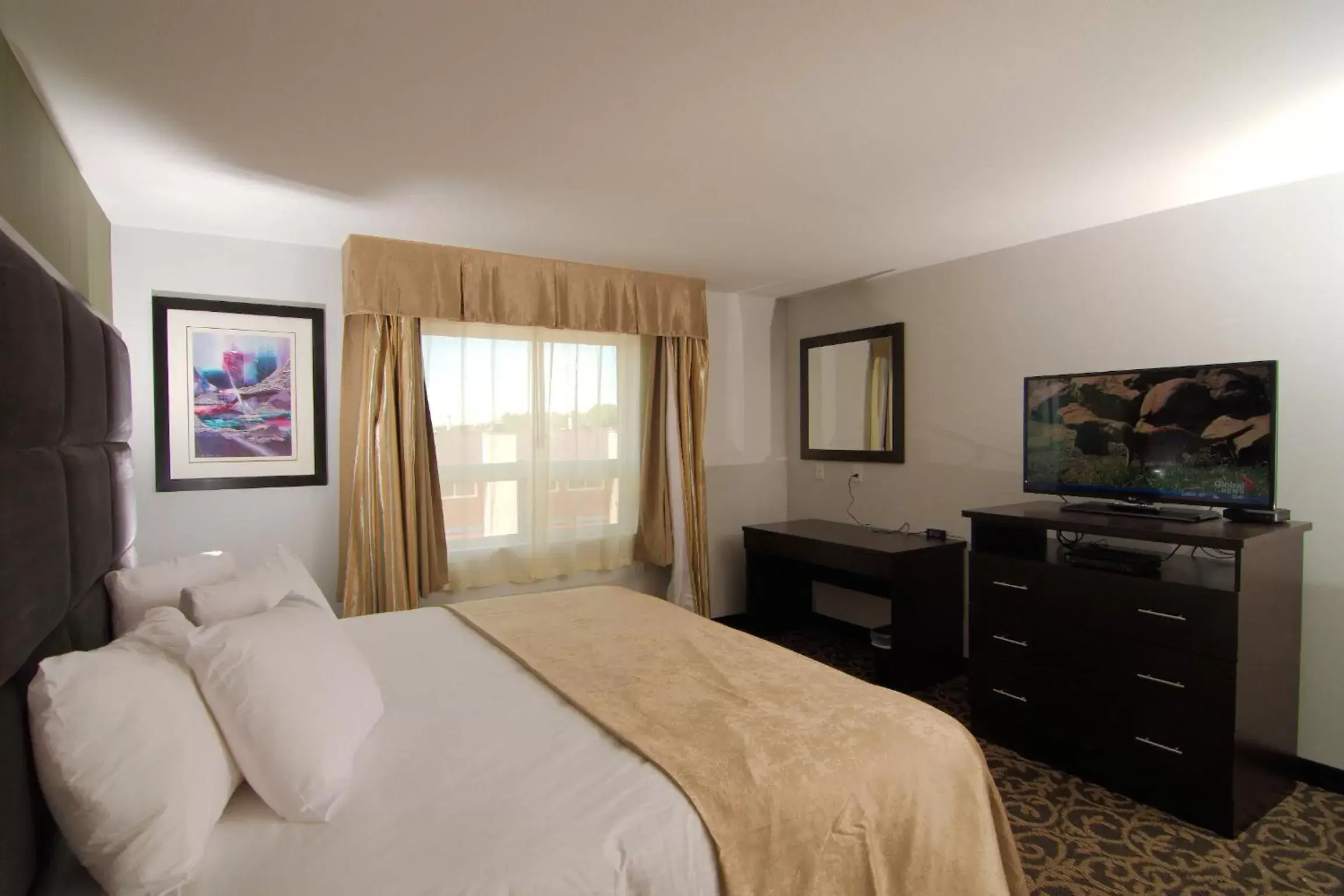TV and multimedia, Bed in Paradise Inn and Suites Redwater