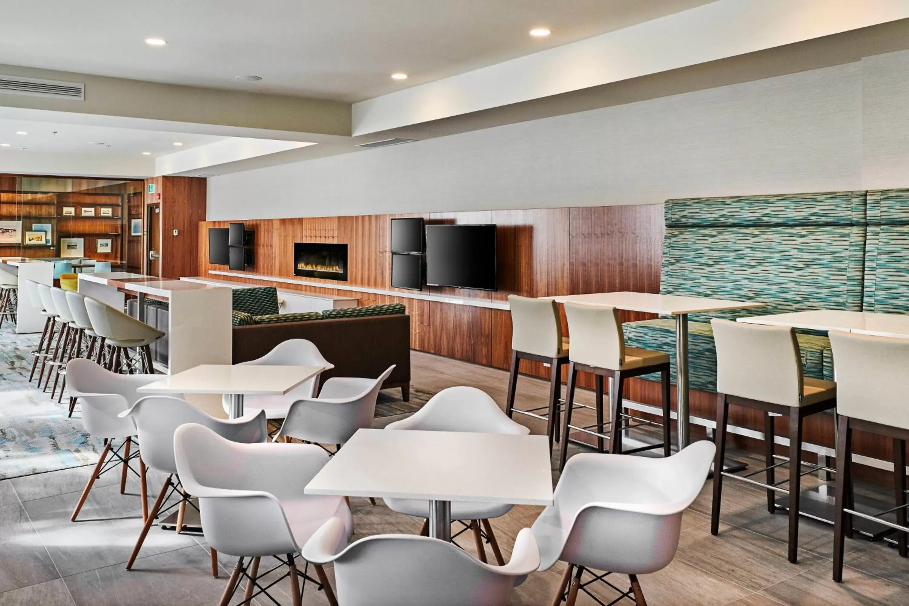 Restaurant/places to eat, Lounge/Bar in Delta Hotels by Marriott Dartmouth