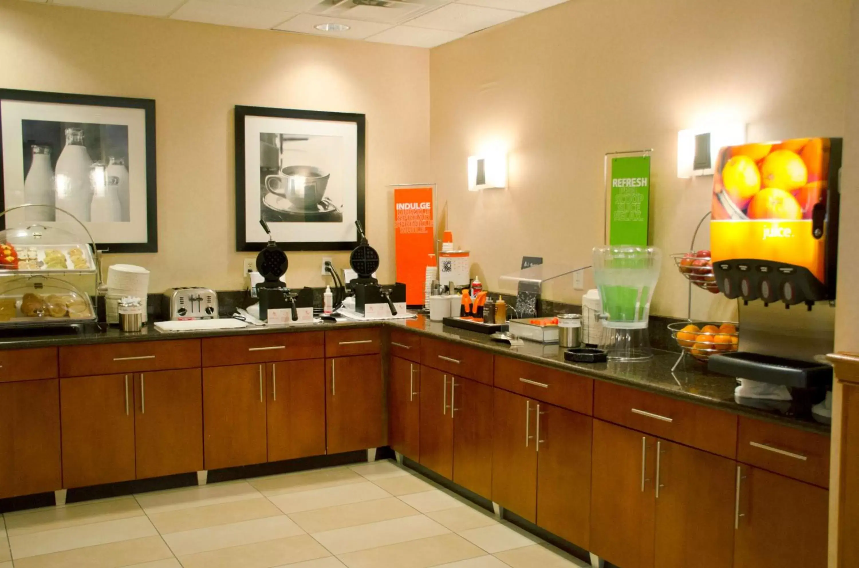Dining area, Kitchen/Kitchenette in Hampton Inn & Suites College Station