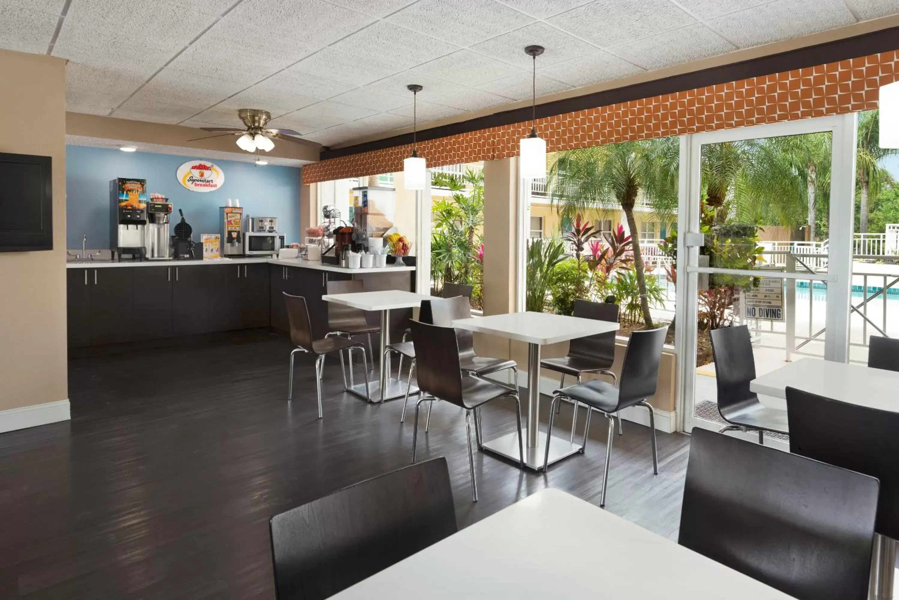 Restaurant/Places to Eat in Super 8 by Wyndham Ellenton Bradenton Area