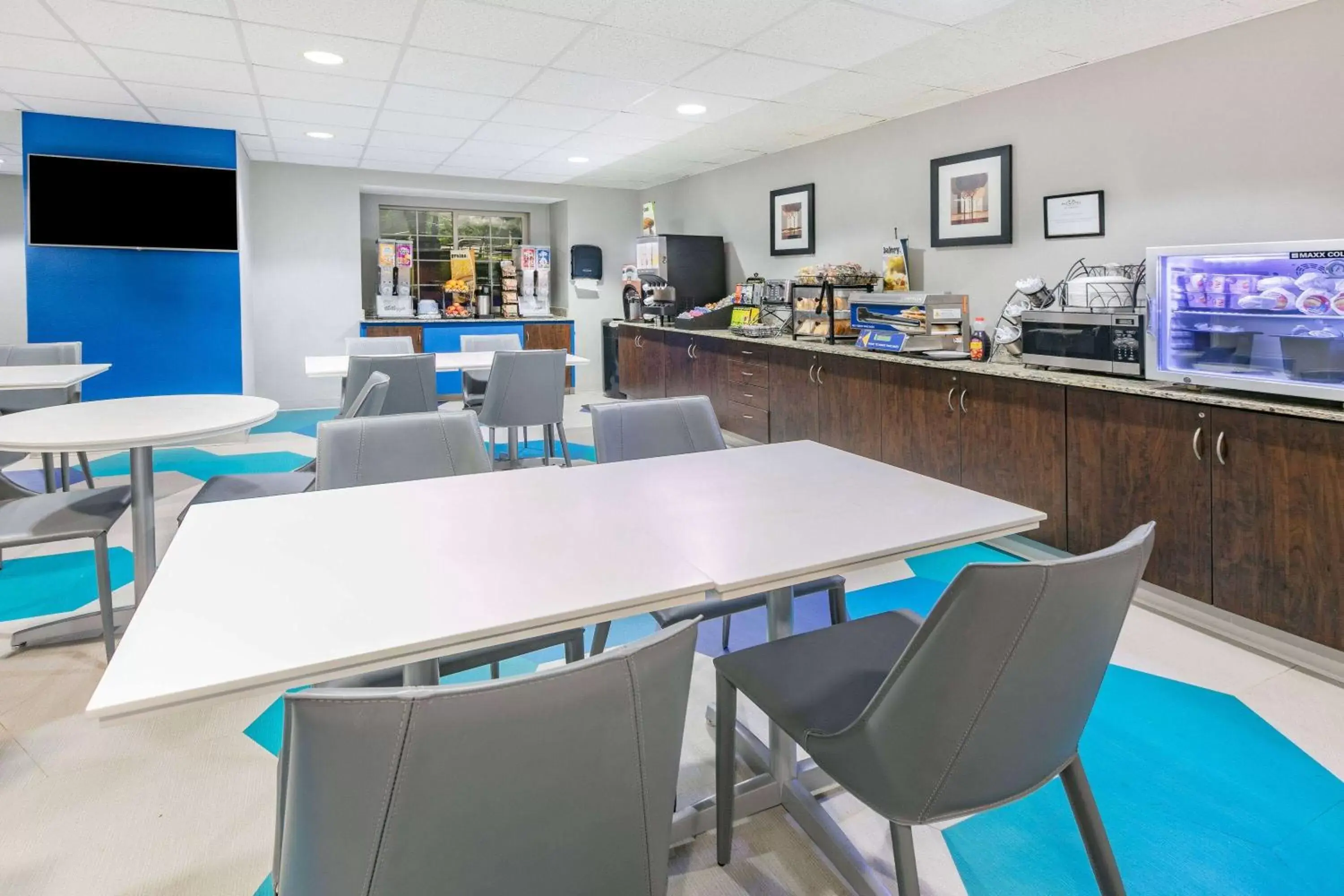 Coffee/tea facilities, Restaurant/Places to Eat in Microtel Inn & Suites by Wyndham Austin Airport