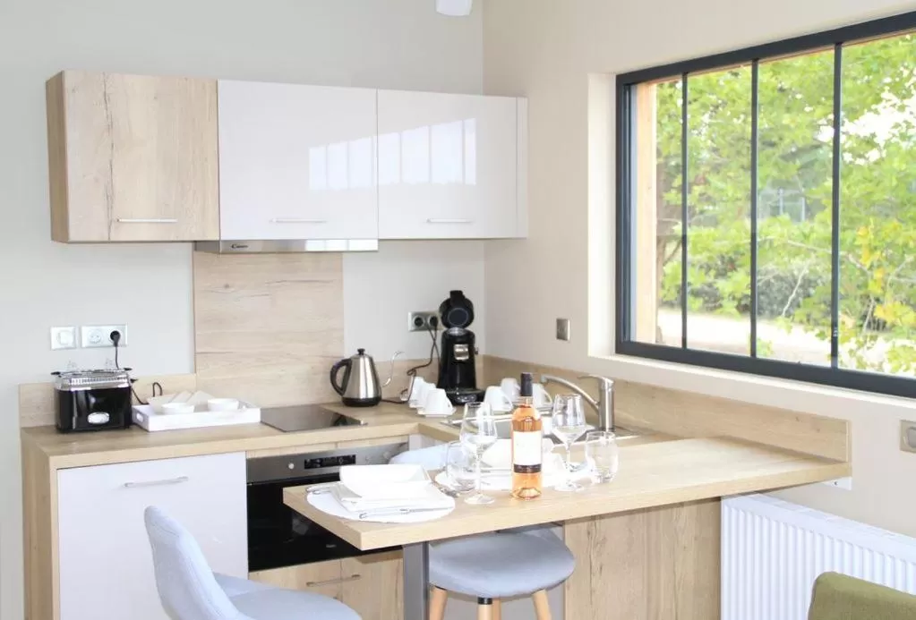 Kitchen or kitchenette in Écolodges du Golf du Sauternais