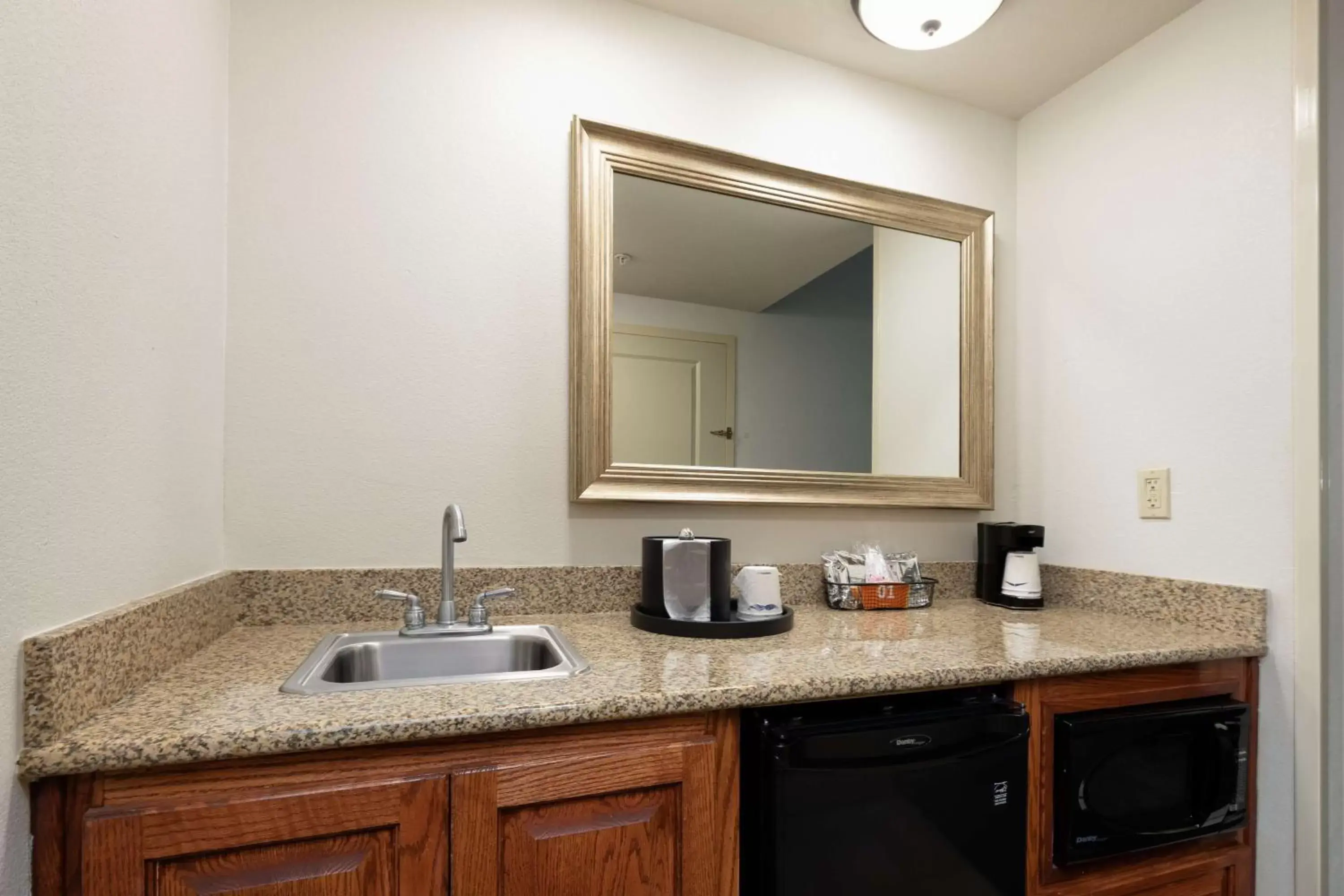 Photo of the whole room, Kitchen/Kitchenette in Hampton Inn & Suites Baton Rouge - I-10 East