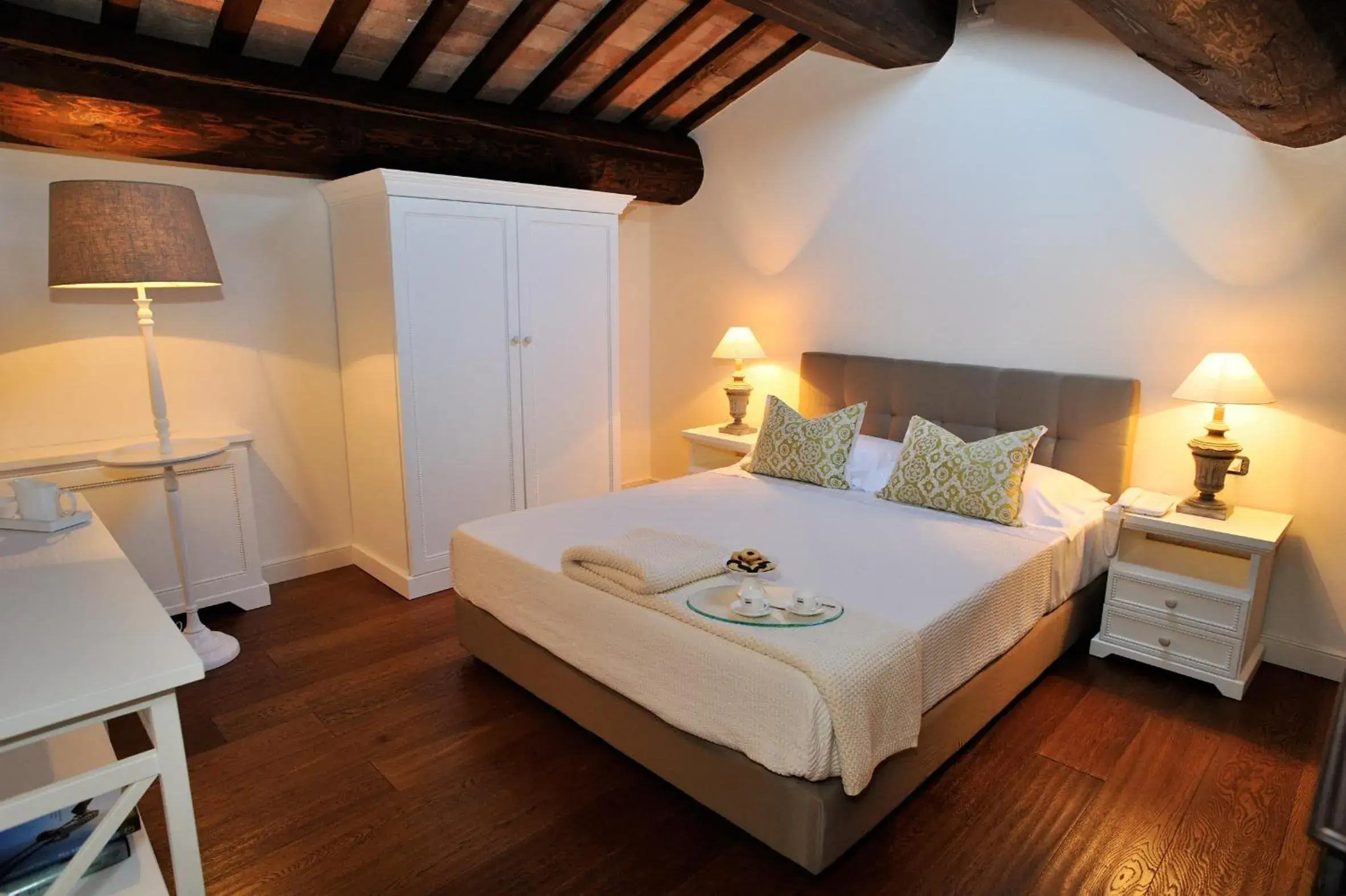 Photo of the whole room, Bed in San Giovanni relais