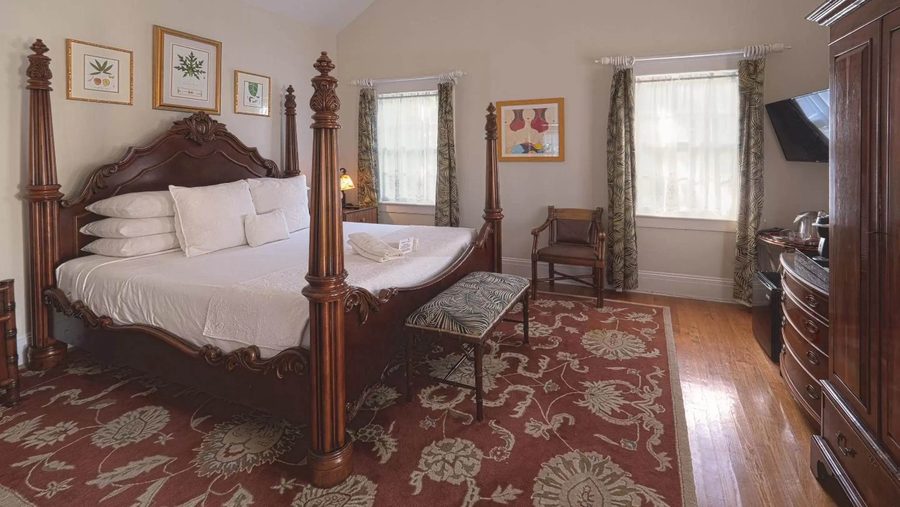 Bedroom, Bed in The Gardens Hotel