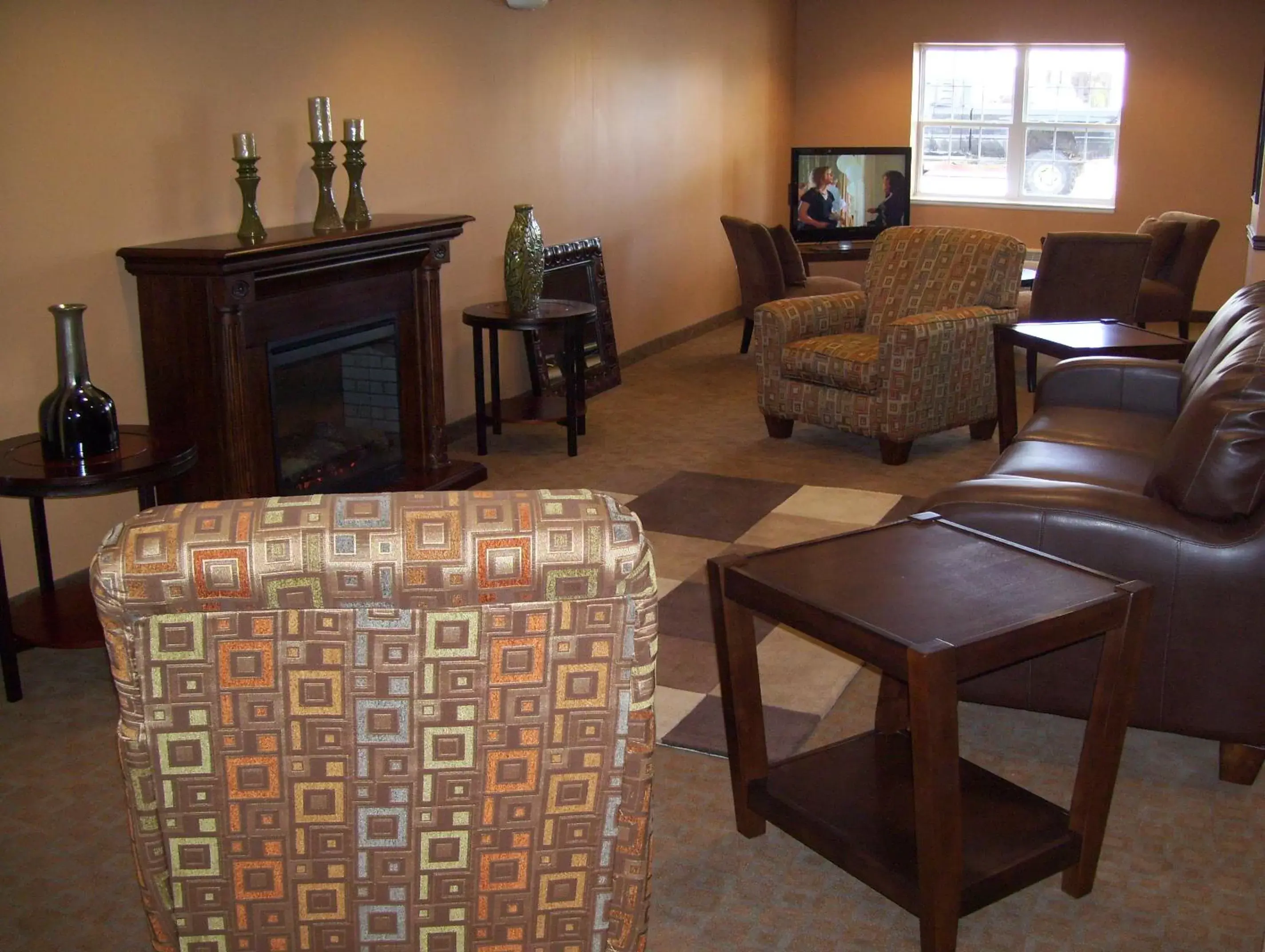 People, Lounge/Bar in Microtel Inn & Suites Quincy by Wyndham