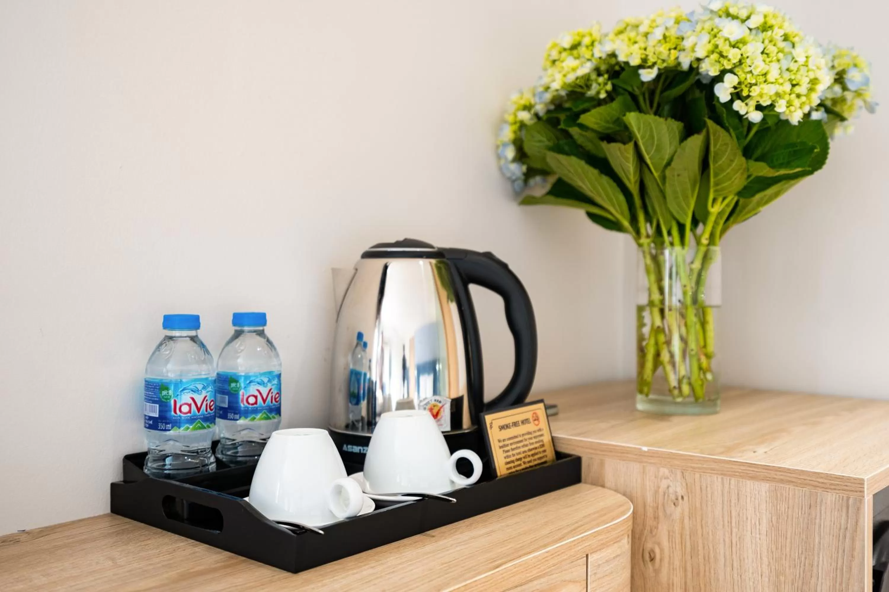 Coffee/tea facilities in Jovia Hotel