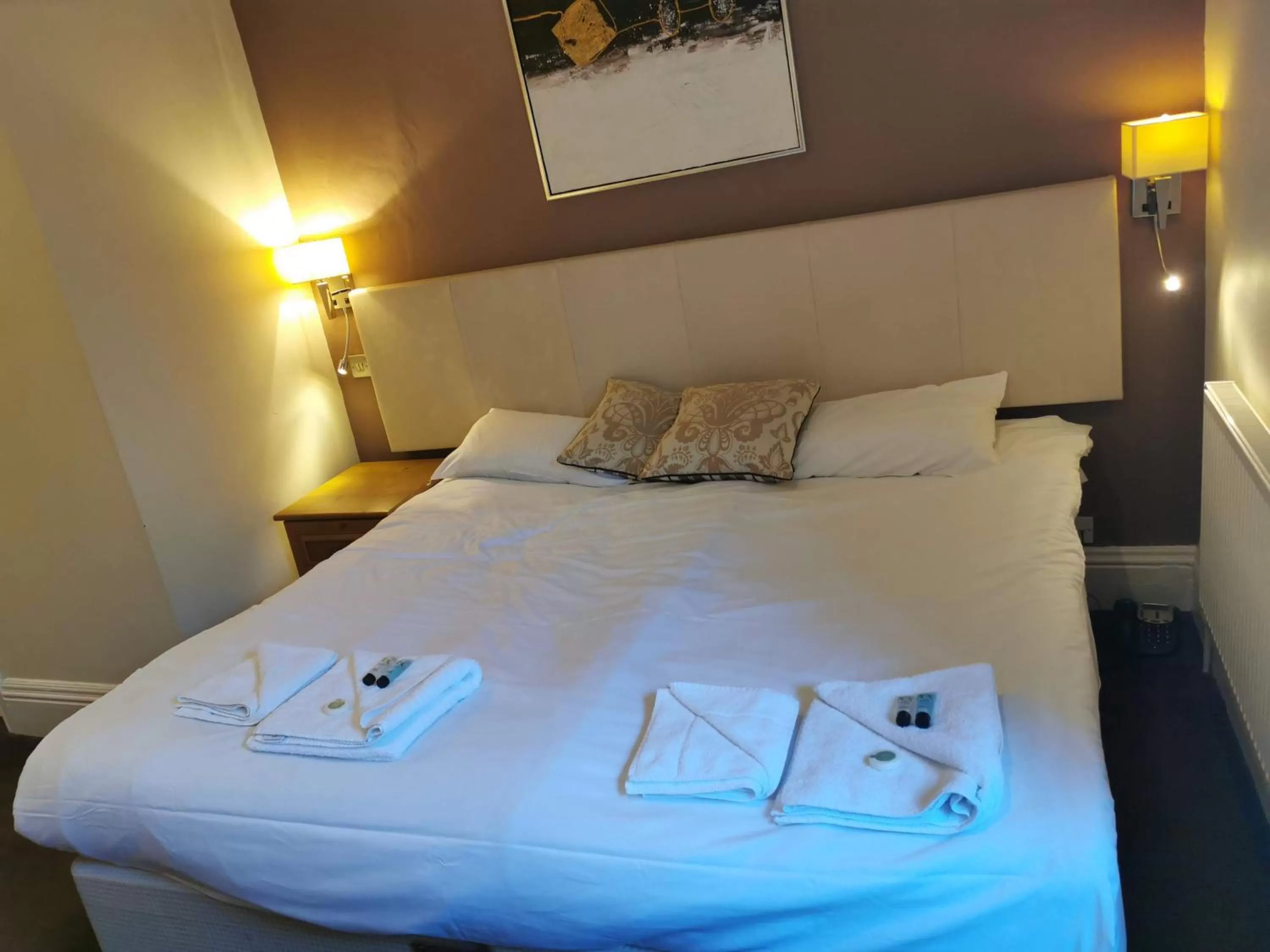 Bed in The Queens Hotel