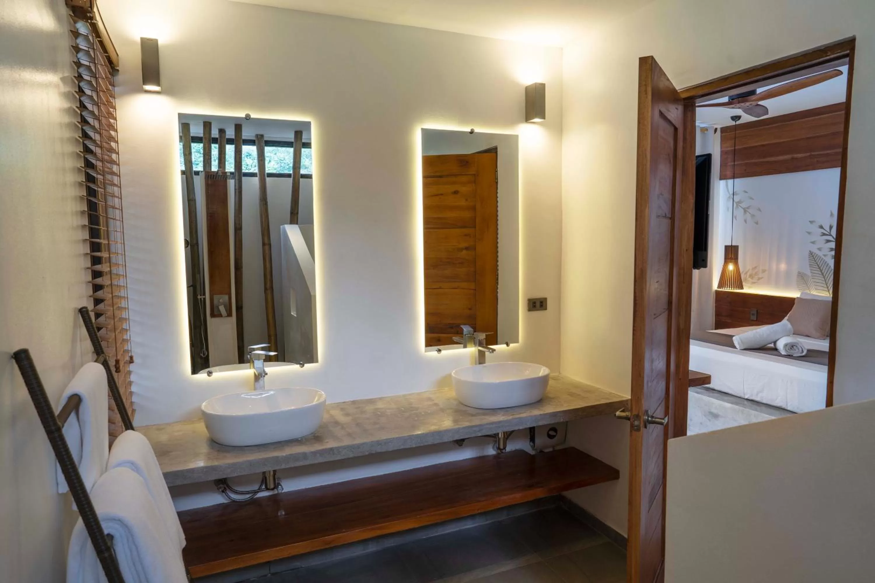 Bathroom, Bed in Bird of Paradise