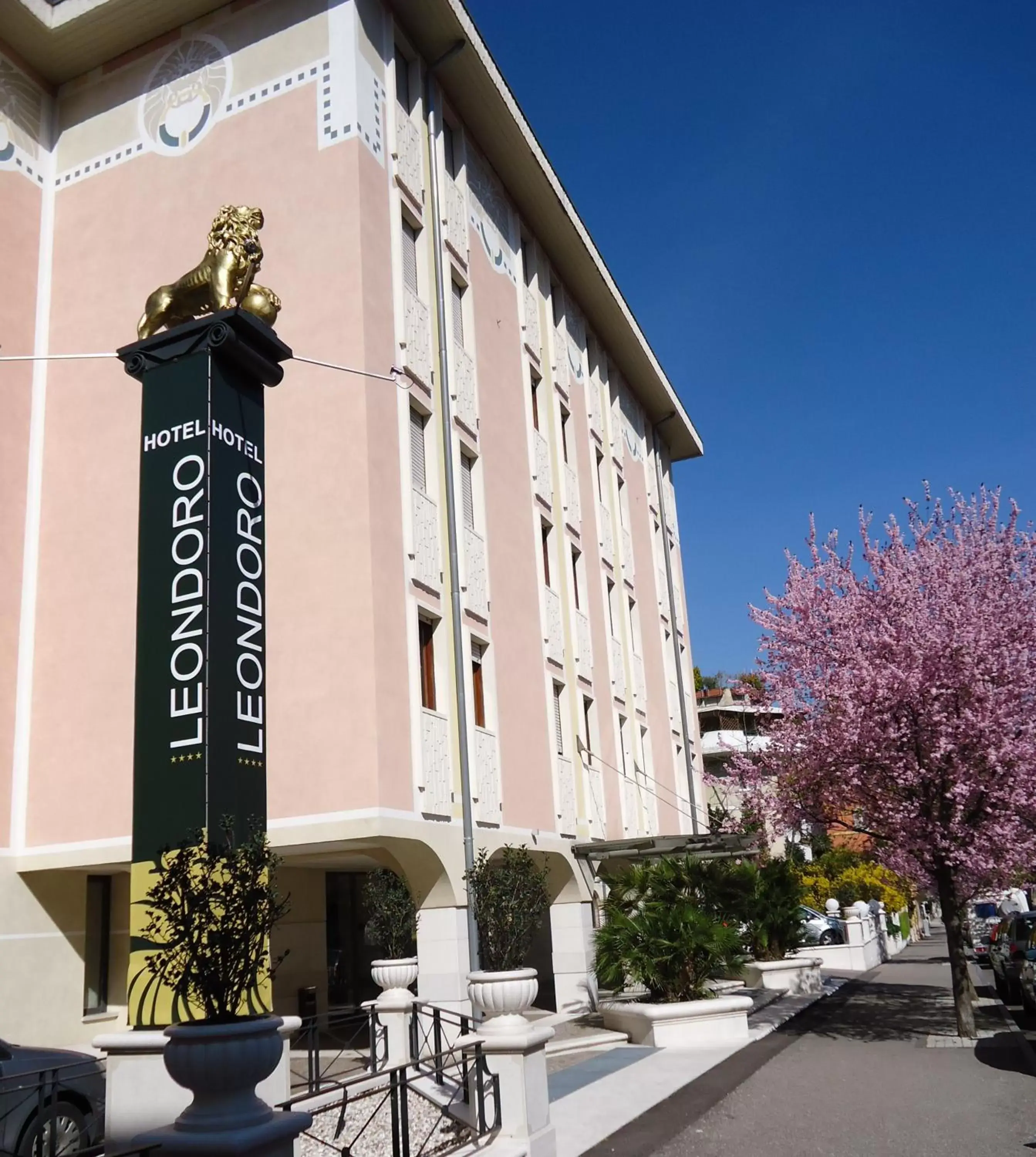 Facade/entrance, Property Building in Hotel Leon d'Oro