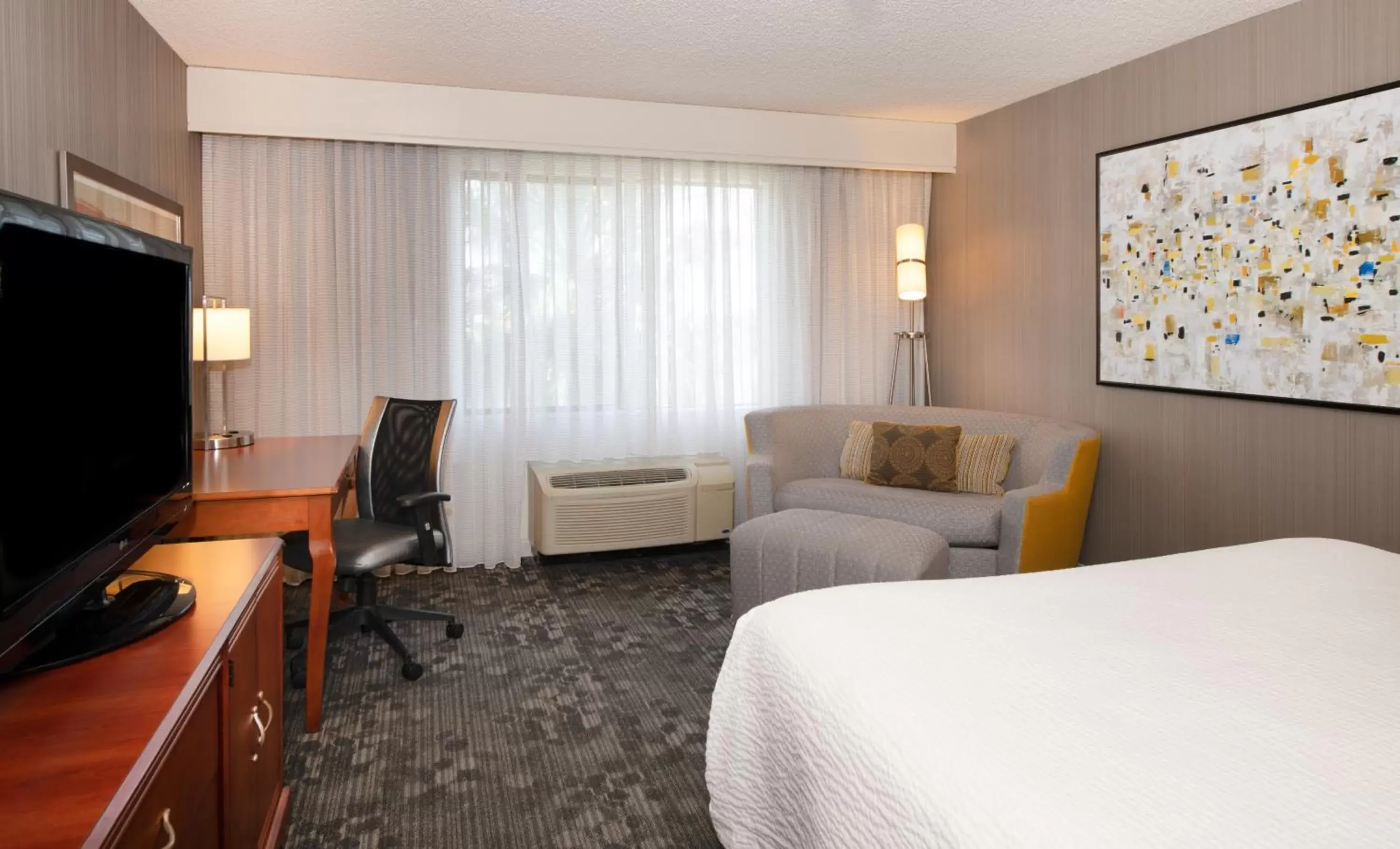 Bedroom, Seating Area in Courtyard by Marriott Newark Silicon Valley