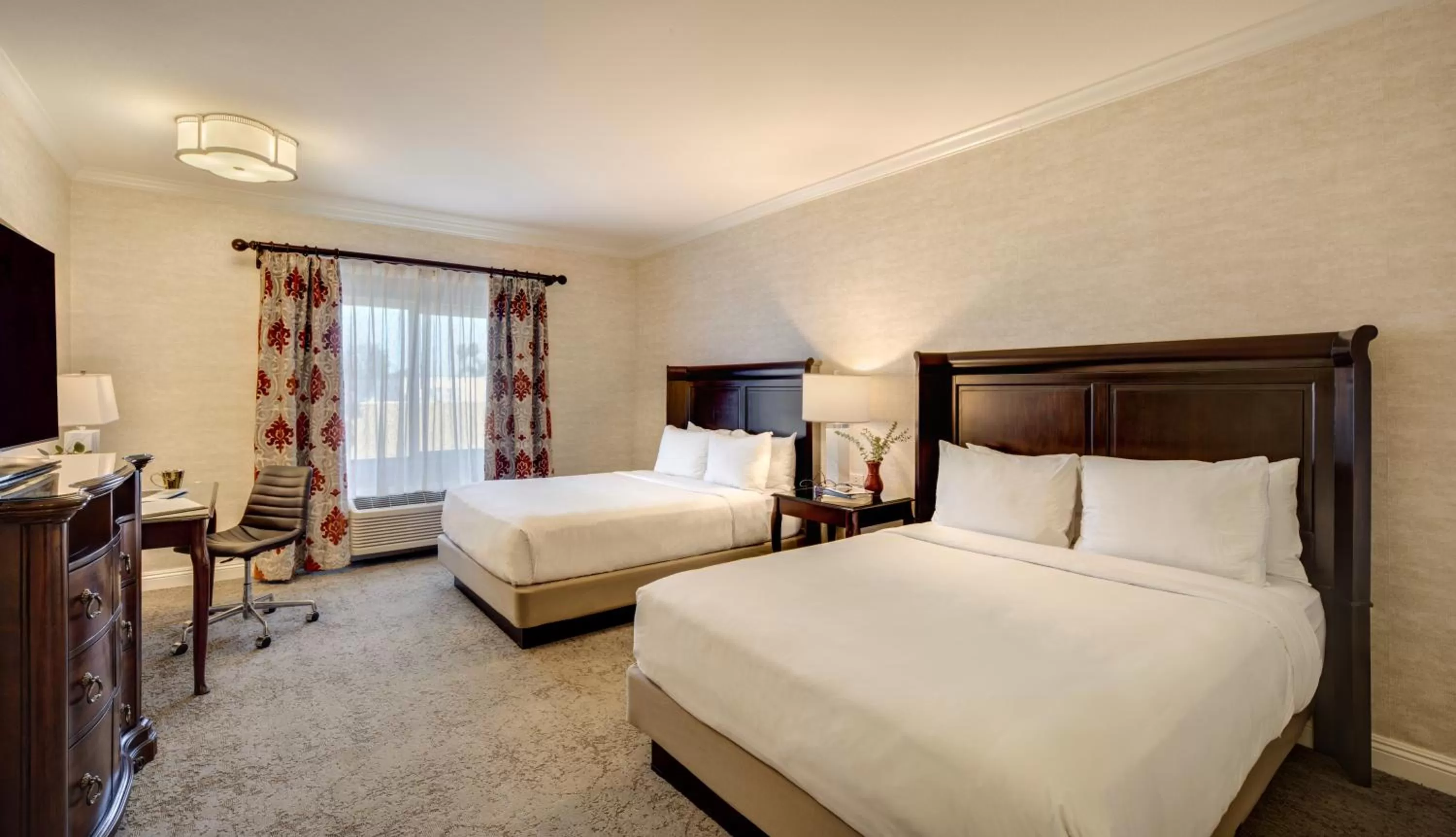 Bed in Ayres Hotel Costa Mesa Newport Beach