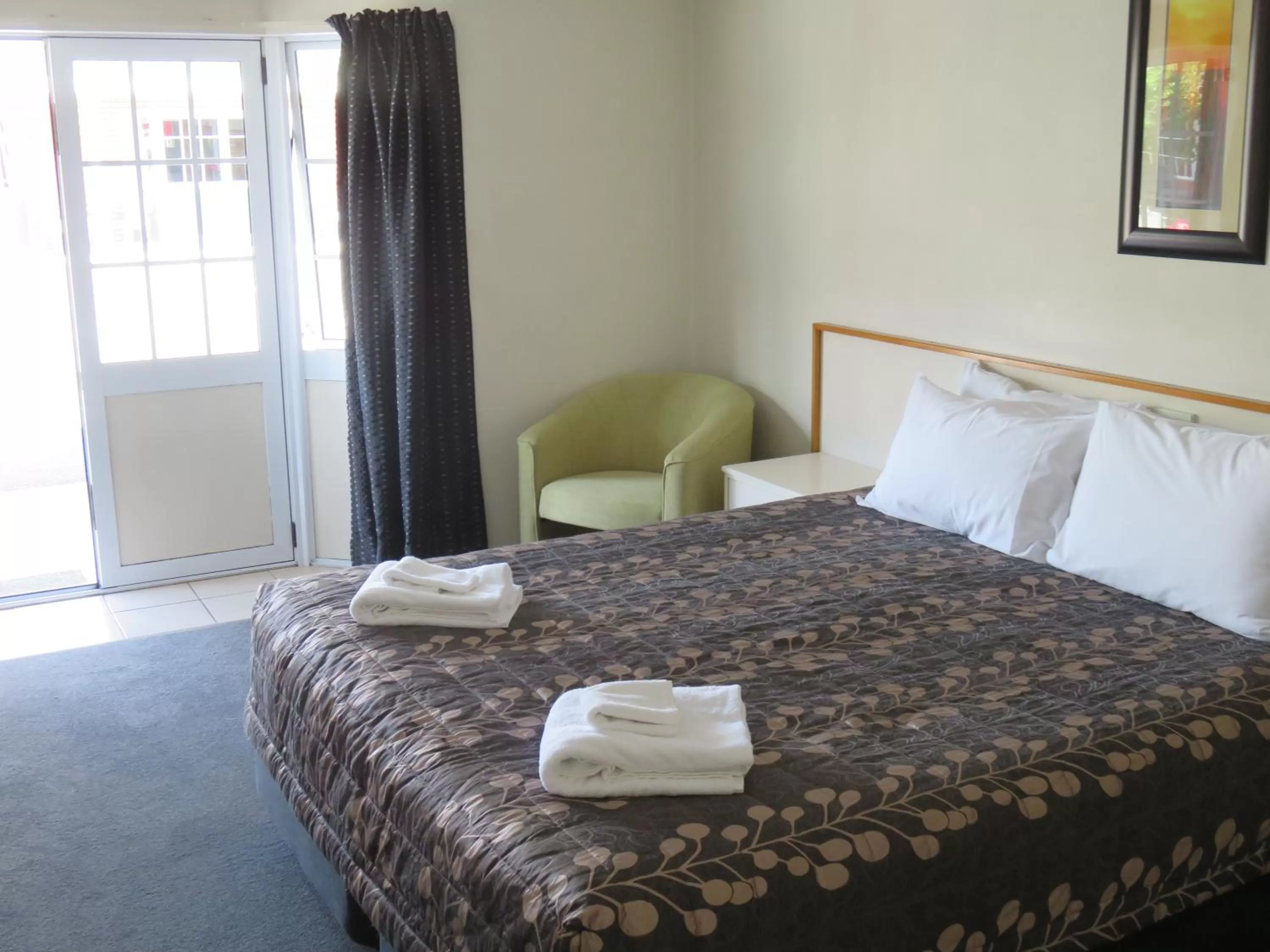 Living room, Bed in Admirals Motor Lodge