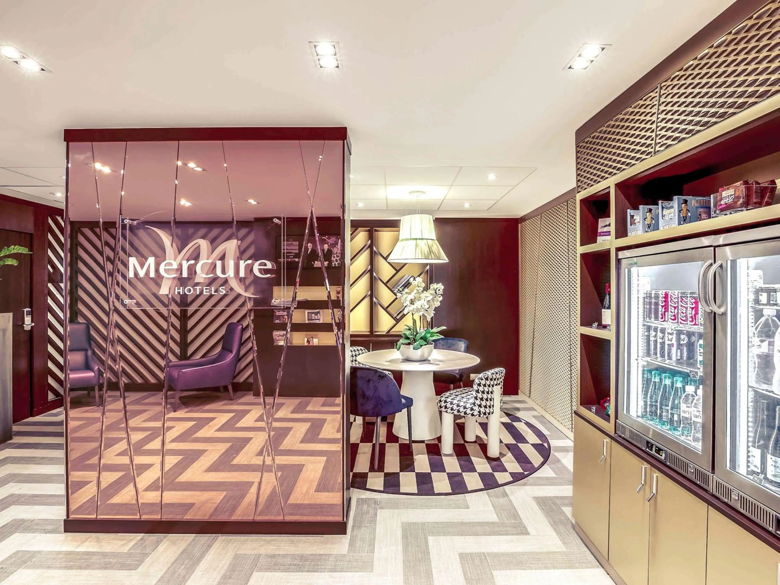 Restaurant/places to eat in Mercure Paris Arc de Triomphe Etoile