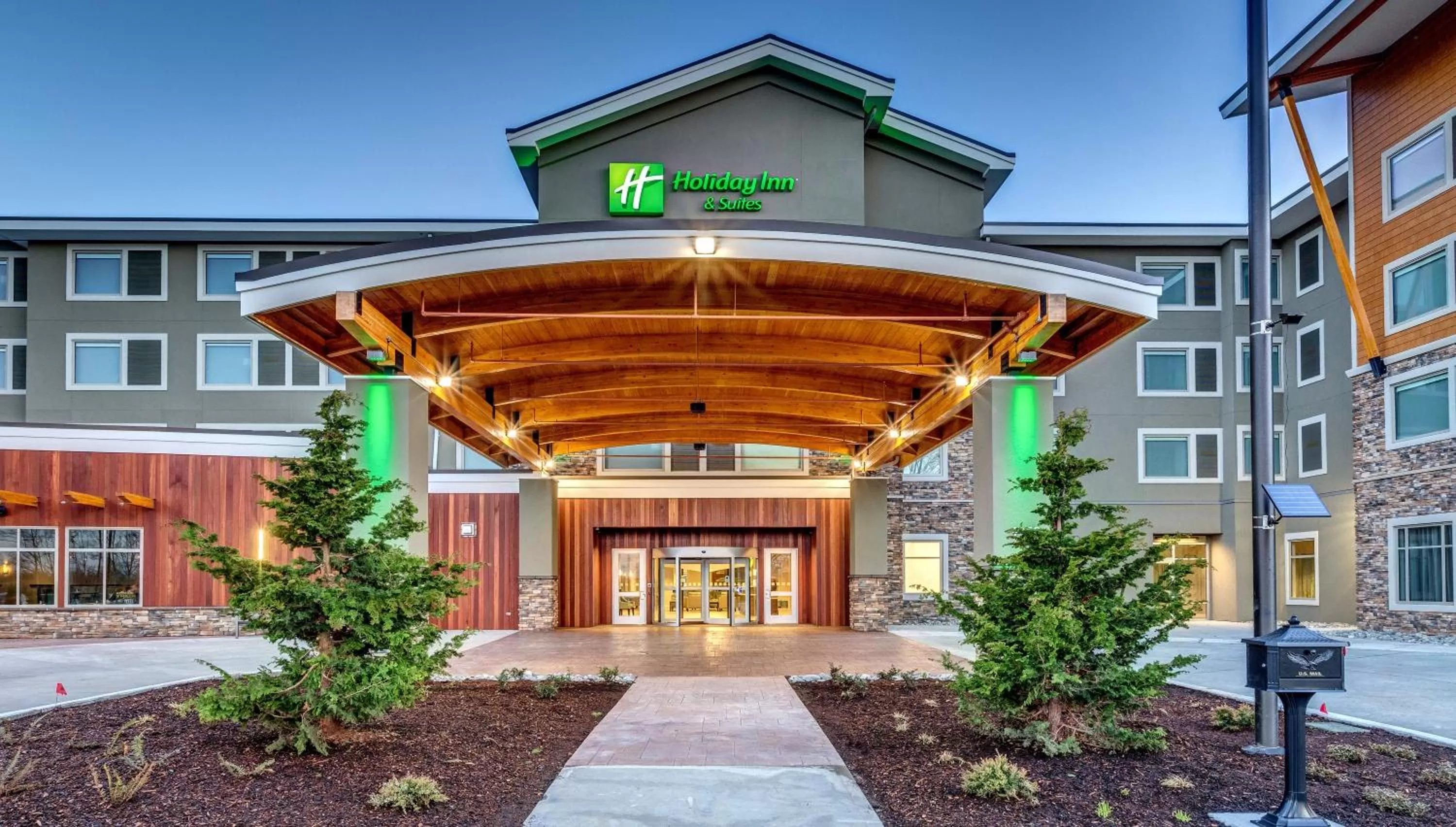 Property building in Holiday Inn & Suites Bellingham by IHG