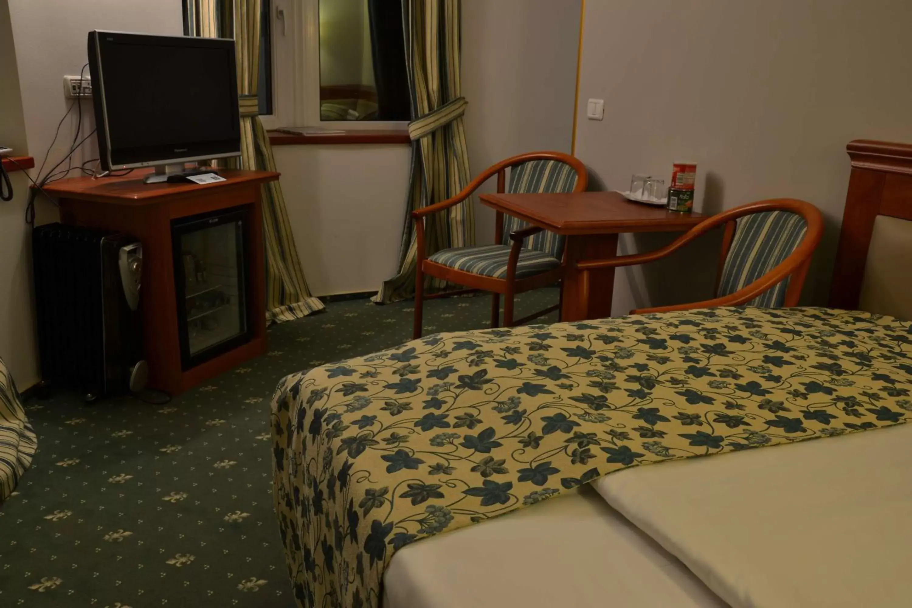 Photo of the whole room, TV/Entertainment Center in Best Western Plus Lido Hotel